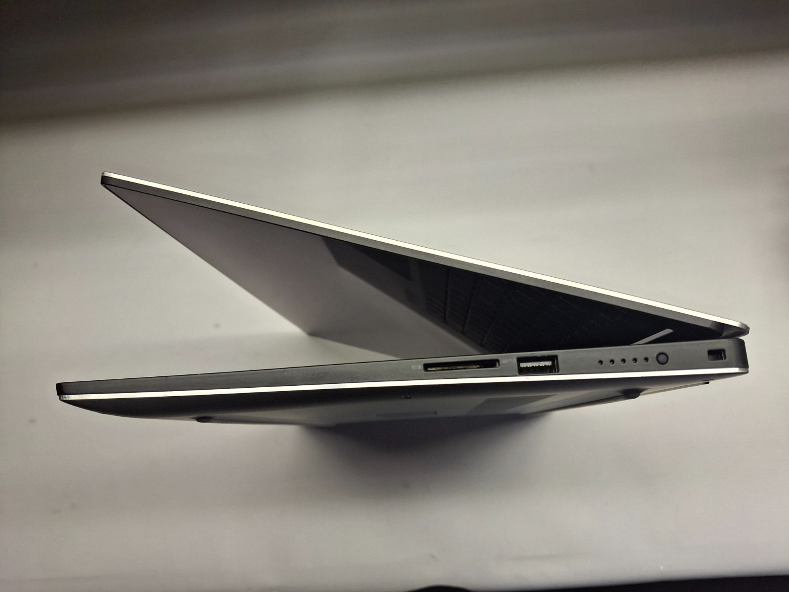 Dell Precision 5530 15.6″UHD Touch i9-8950HK 32GB Ram 256 SSD Quadro P2000 W11 P