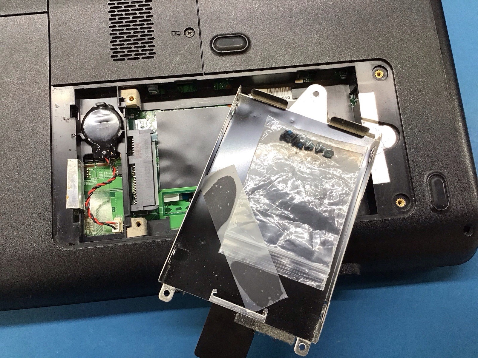 HP G60-120US AMD Athlon Dual-Core, 2x2GB DDR2, No HDD No OS *READ*