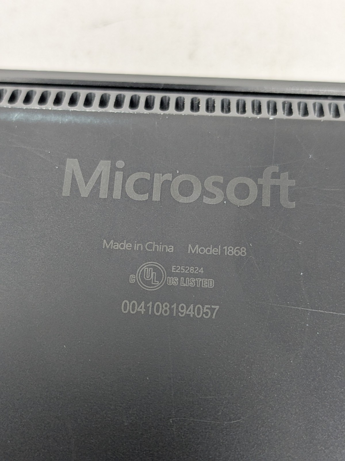 Microsoft Surface Laptop 3 13.5″ i5-1035G7 8GB RAM 256GB SSD Cracked Screen READ