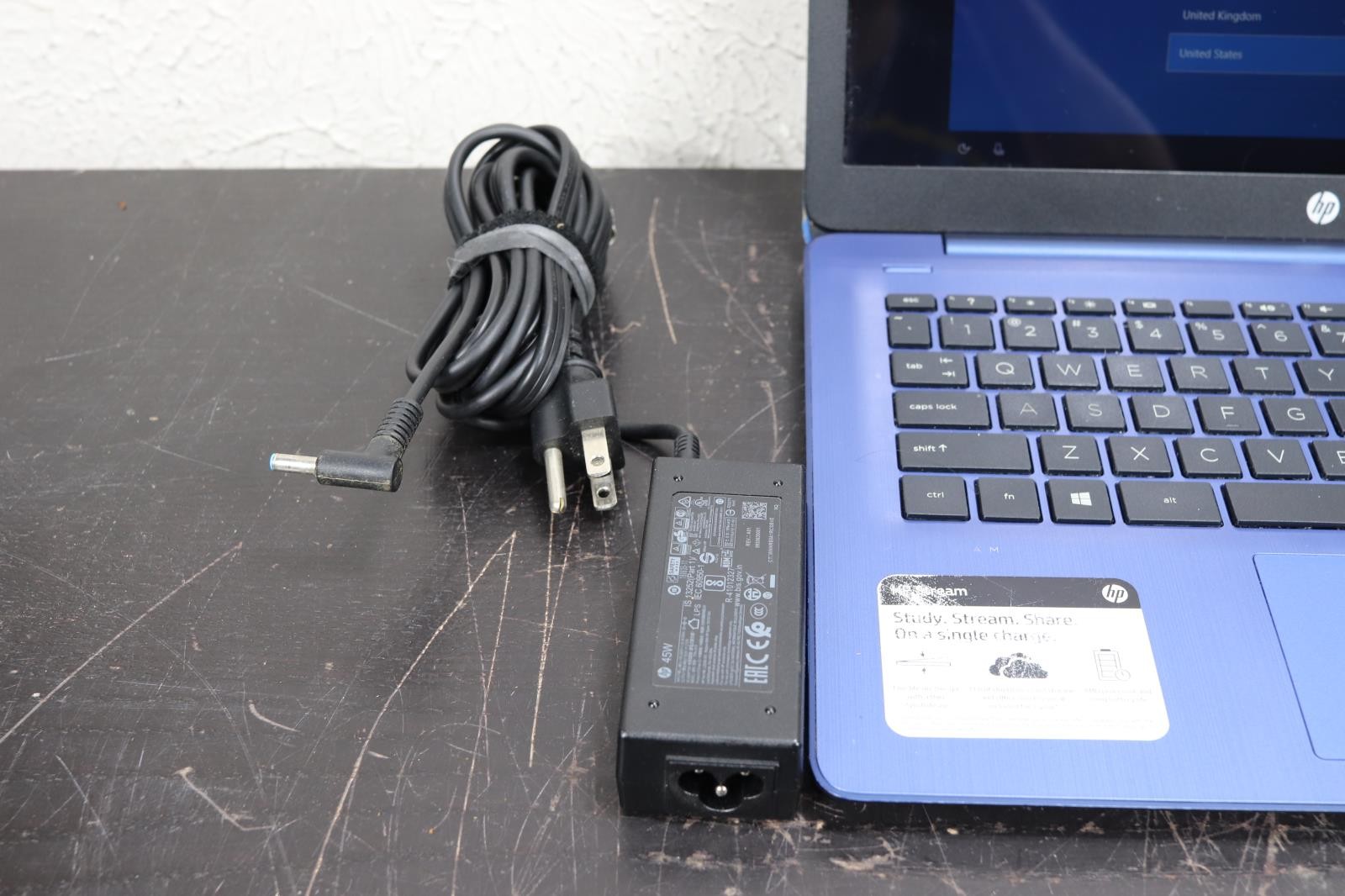 HP Stream 14-DS0035NR 14″ AMD A4-9120e 1.50GHz 4GB RAM 64 GB SSD Windows 10