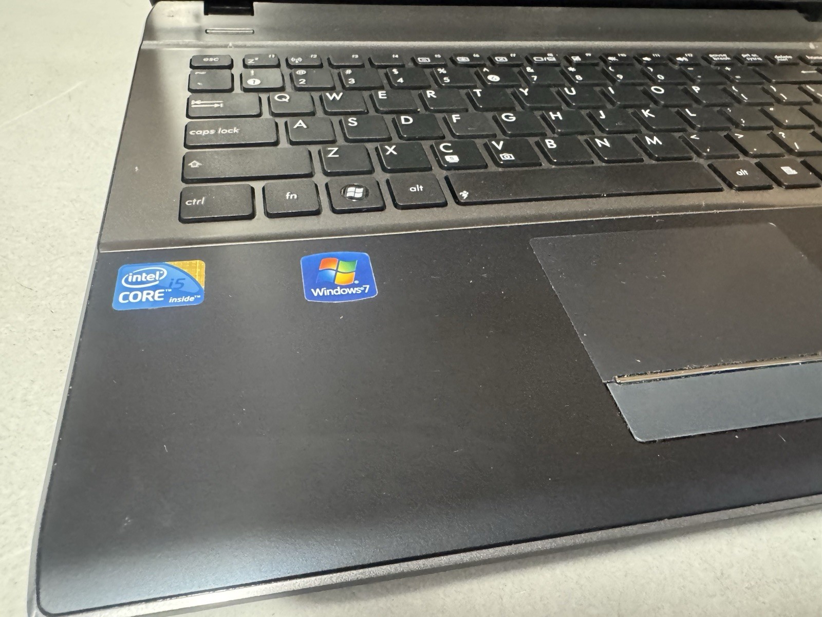 ASUS U52F Laptop i5-2.53GHz 4GB 750GB | Broken Housing | Keyboard No Response