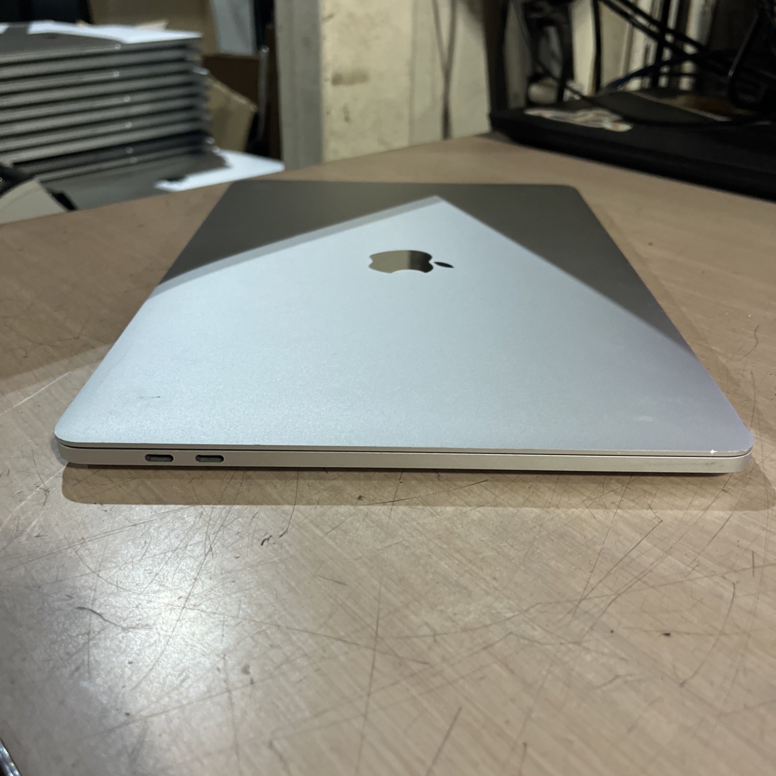APPLE MACBOOK PRO 13″ TOUCH/MID-2017 CORE I5-7267U 3.1GHZ 8GB RAM 256SSD .