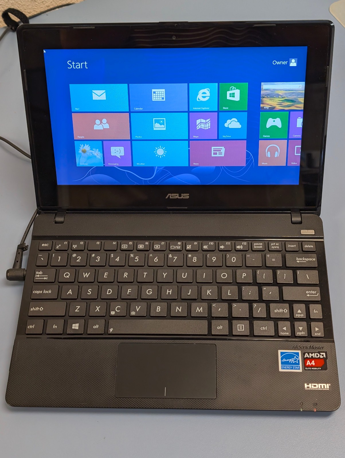 Asus Small Laptop Model X102B Notebook PC 2GB RAM, 320 HDD, Win 8.1, Bad Battery
