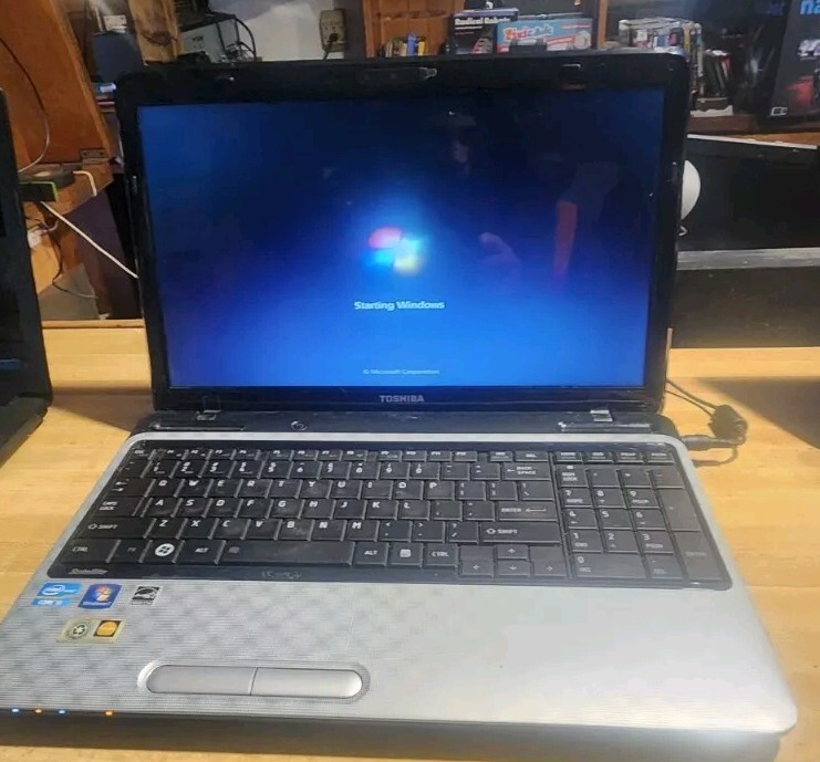 Toshiba Satellite L755-S5214 • Win7 Home Premium Core i3 2GHZ • 4GB RAM 300GB HD