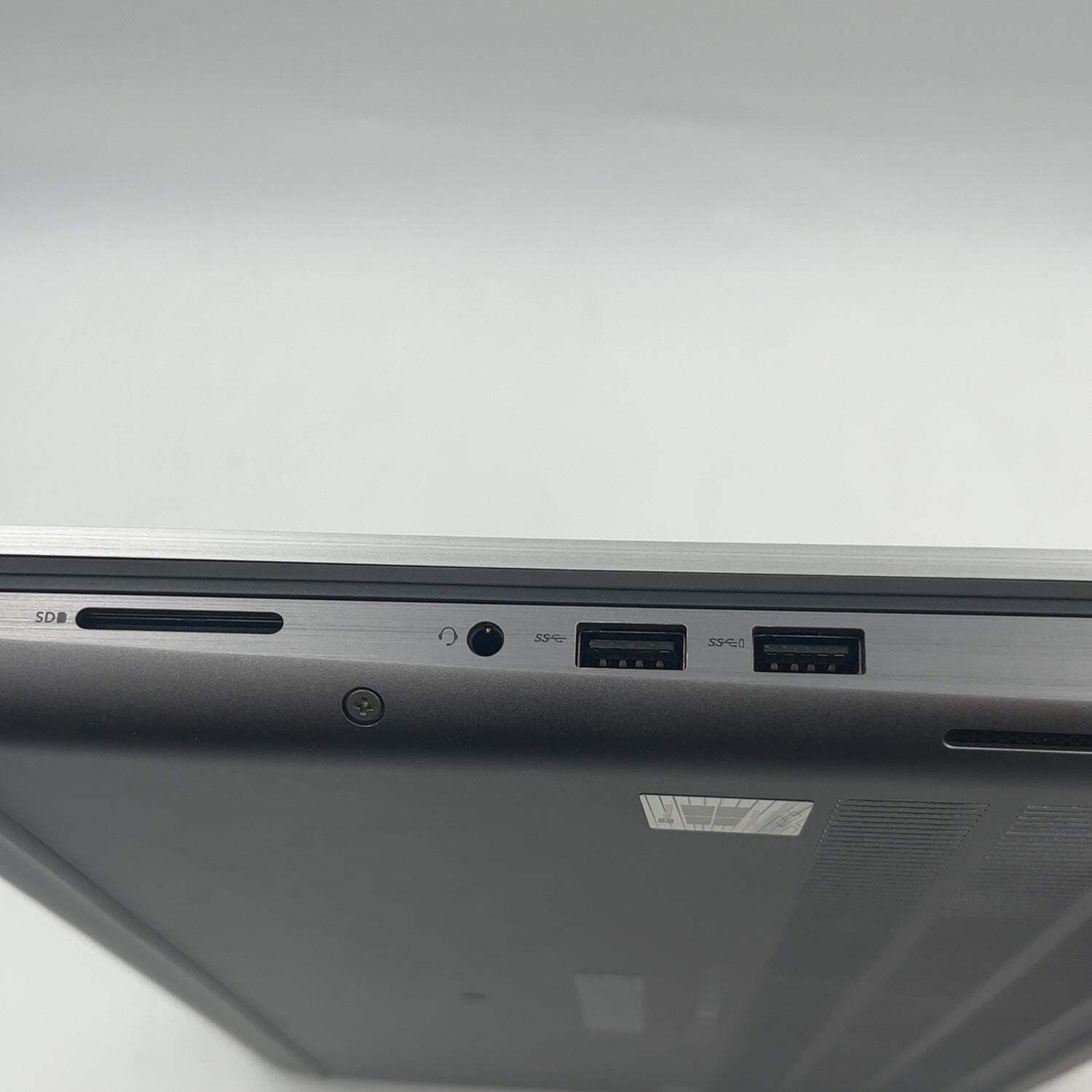 Dell Precision 7550 15.6″ i7-10750H 2.6GHz 16GB RAM 1TB SSD Quadro T1000