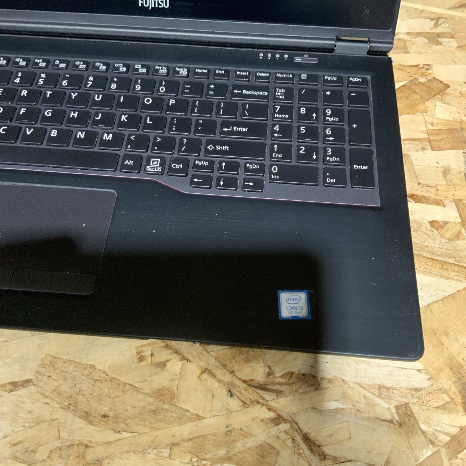 Fujitsu U757 i5-7200U Touch 8 GB DDR4 128GB NVME Win 11 15.5″ B103