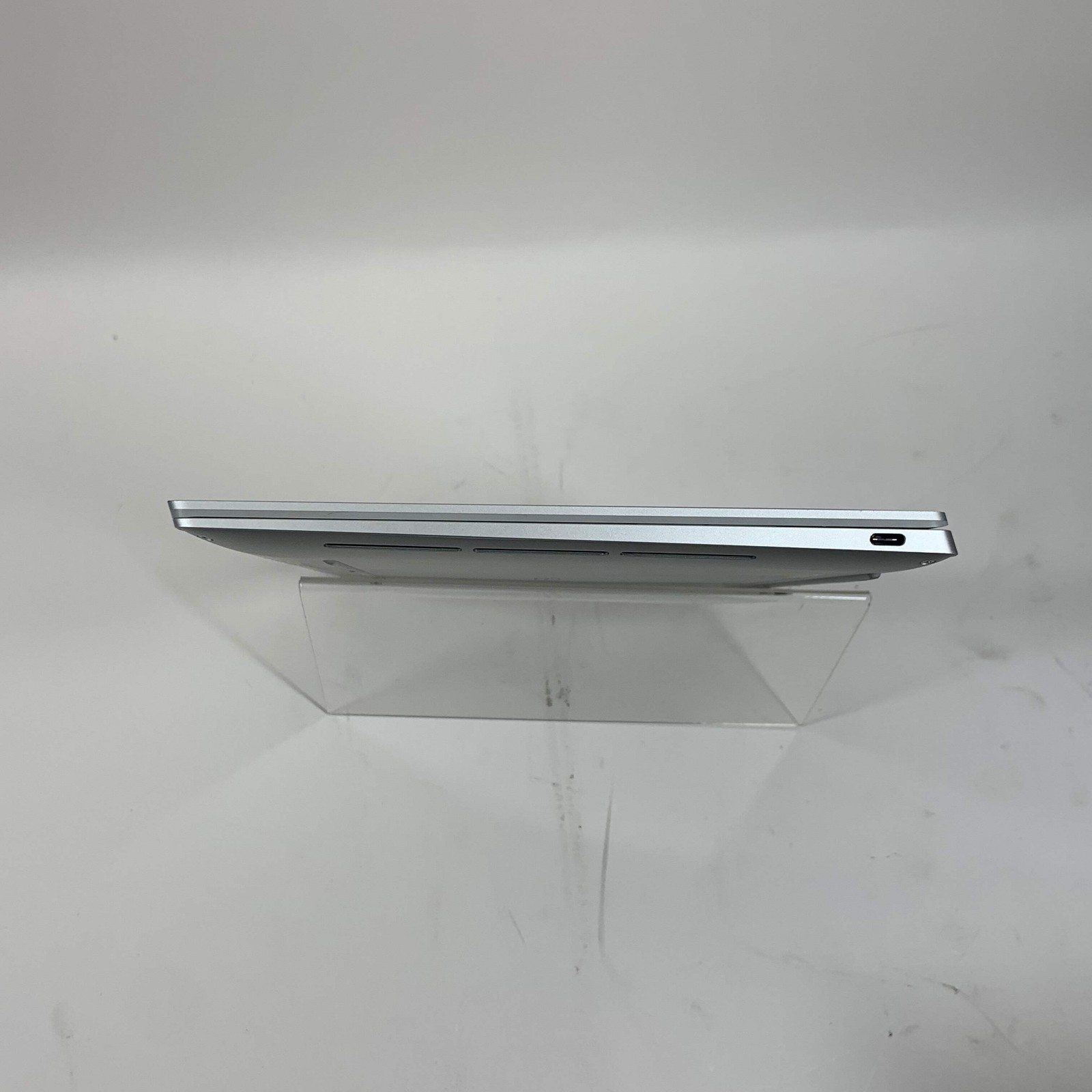 Dell XPS 9320 13.4″ i7-1260P 2.10 GHz 16GB RAM 1TB SSD