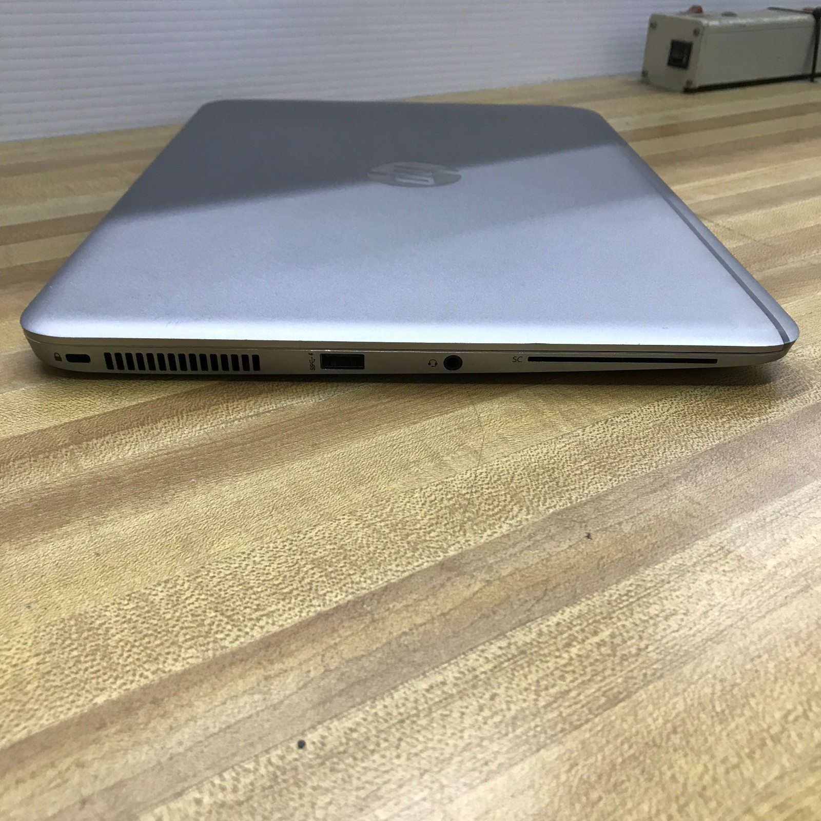 HP EliteBook Folio 1040 G3 14″ i5-6200U 2.3GHz 8GB 256GB SSD (Windows 11 Pro)