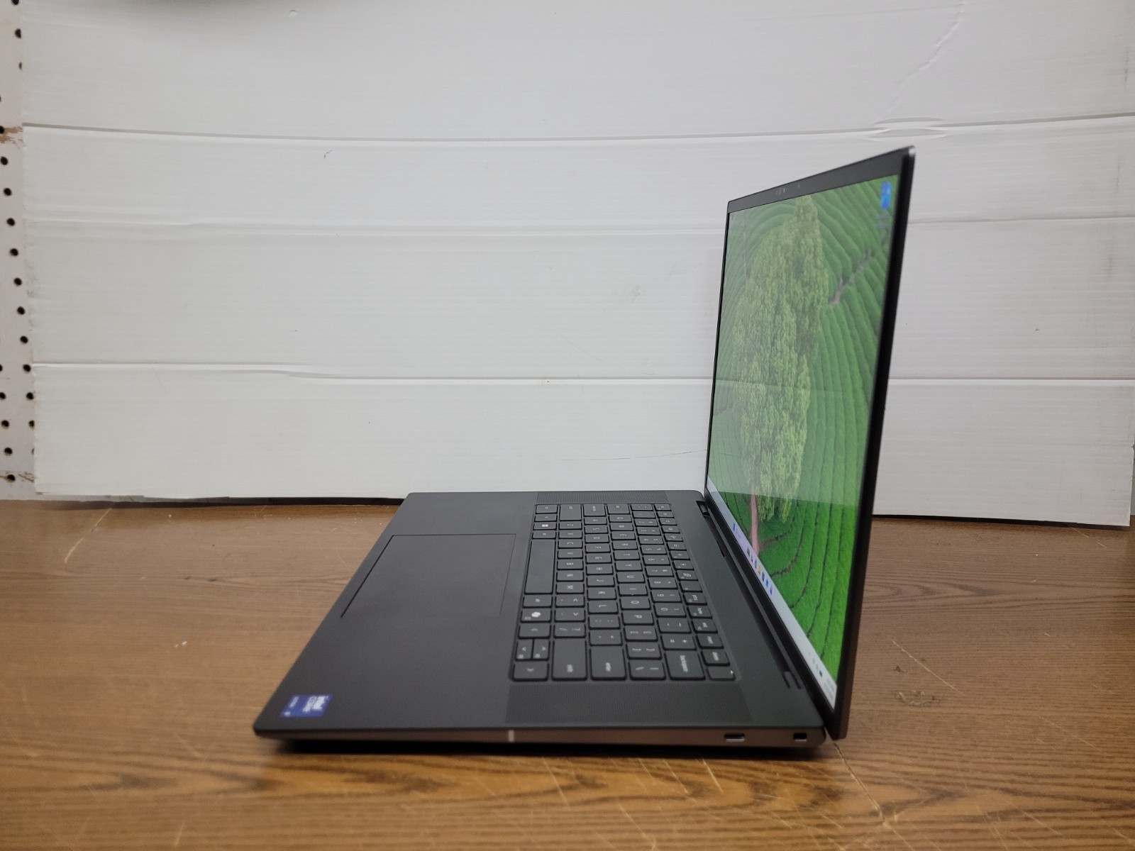 Dell Precision 5690 16″ Ultra 9 185H 64GB 2TB – Very Good