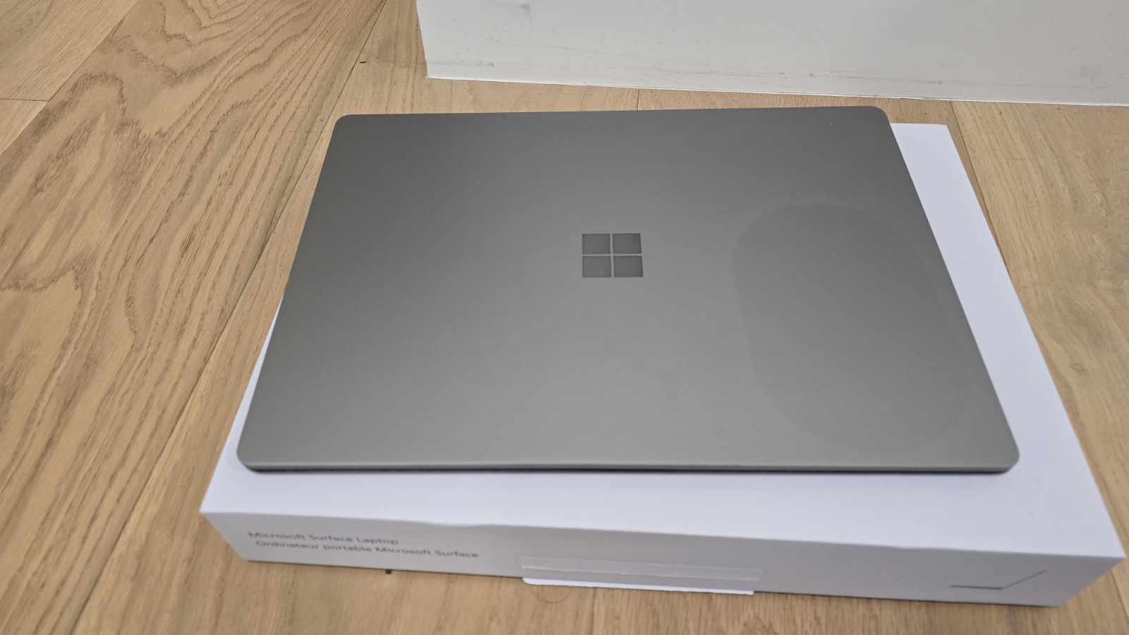 Microsoft Surface Laptop 13.5″ (256GB SSD, Intel Core i7-7660U, 2.50GHz, 8GB