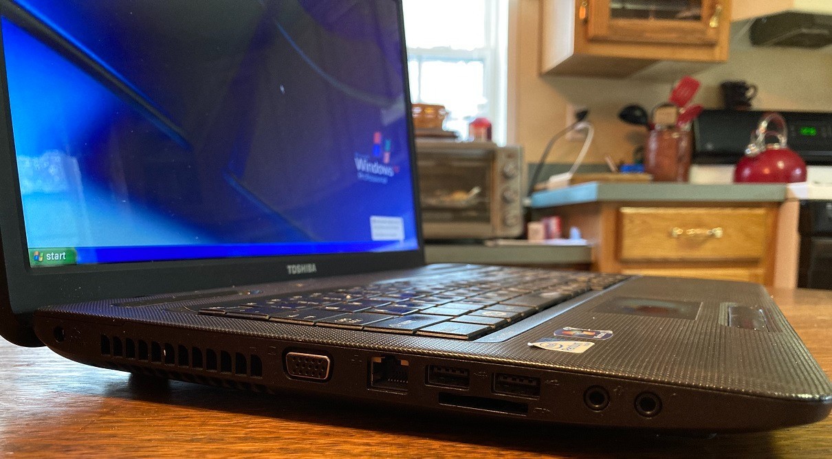 Clean 15.6″ Toshiba C655 Laptop Windows 7 Pro 2.2ghz 8gb 250gb DVDRW