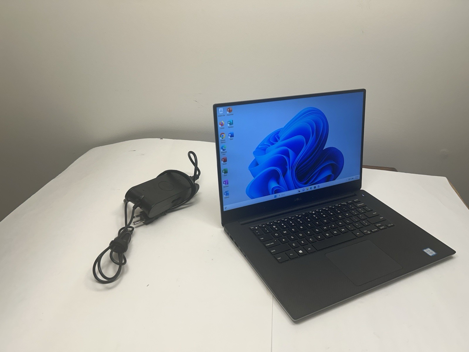 Dell Precision 5520 i5-7440HQ 2.8 gHz 16 GB RAM 256GB SSD
