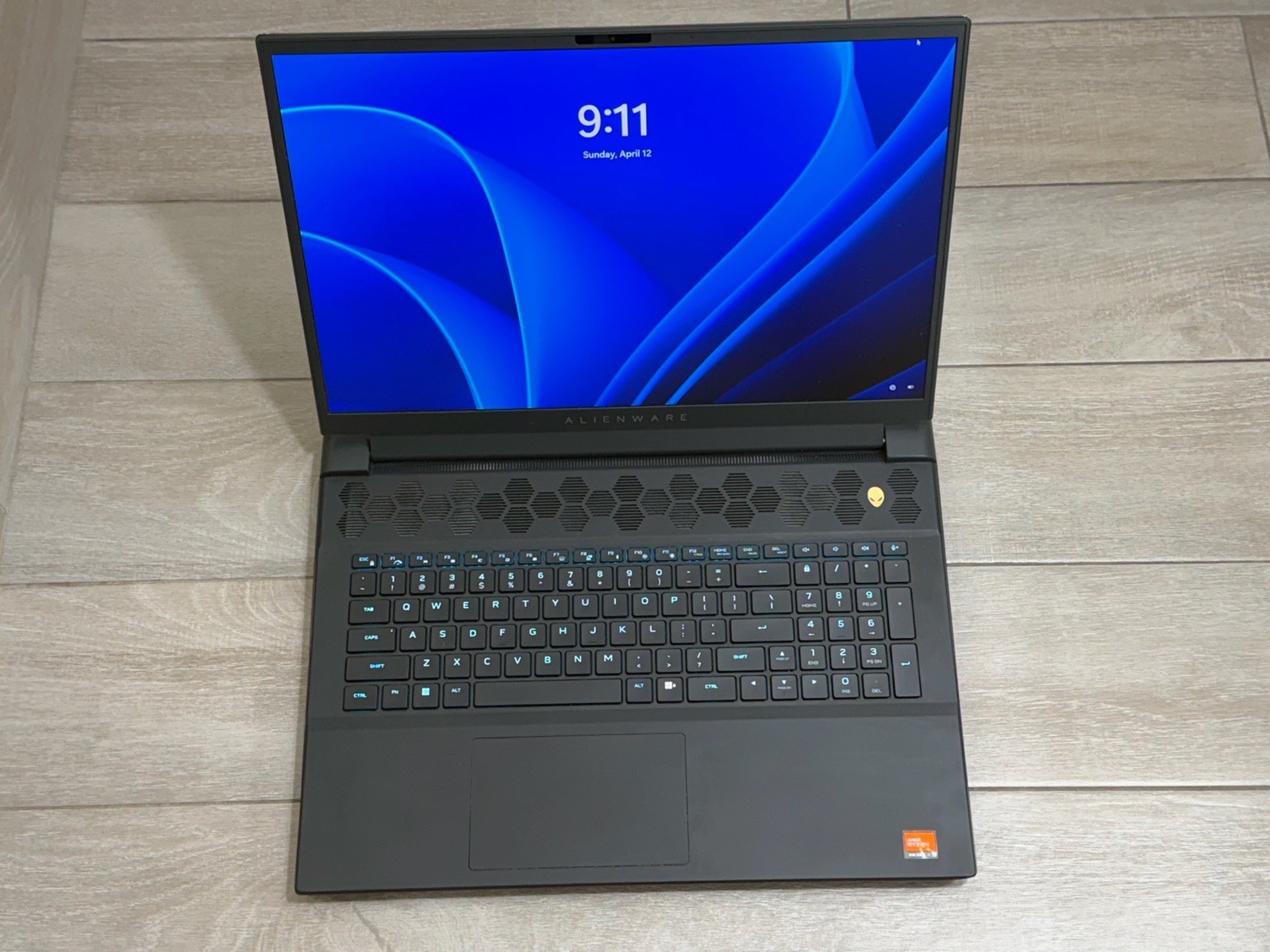Alienware m18 R1 18″ AMD Ryzen 9 7845HX GeForce RTX 4070 16GB RAM 512GB NVMe SSD