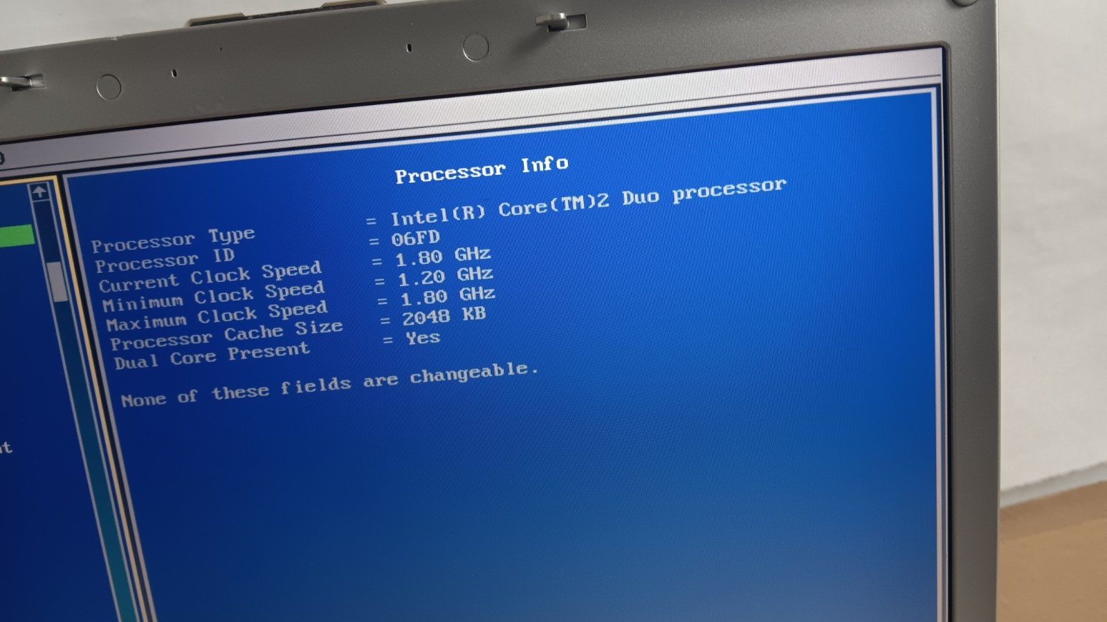 17″ Dell Inspiron 1720 laptop 1.80 GHz 17″ LCD Screen NVIDIA GeForce 8400M GS