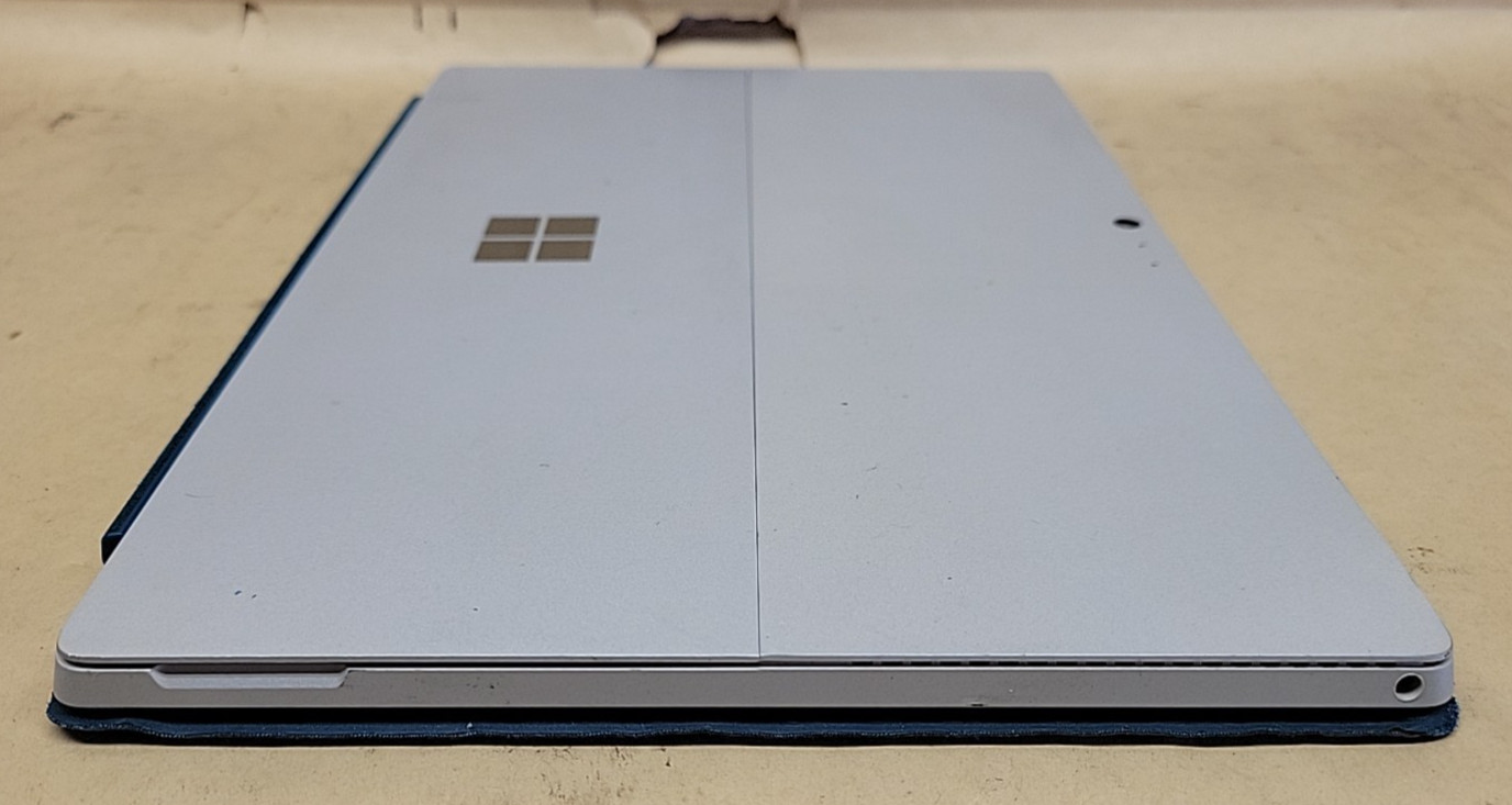 Microsoft Surface Pro 4, Intel Core i5-6300U @ 2.4GHz, 8GB RAM, 256GB SSD, W10P