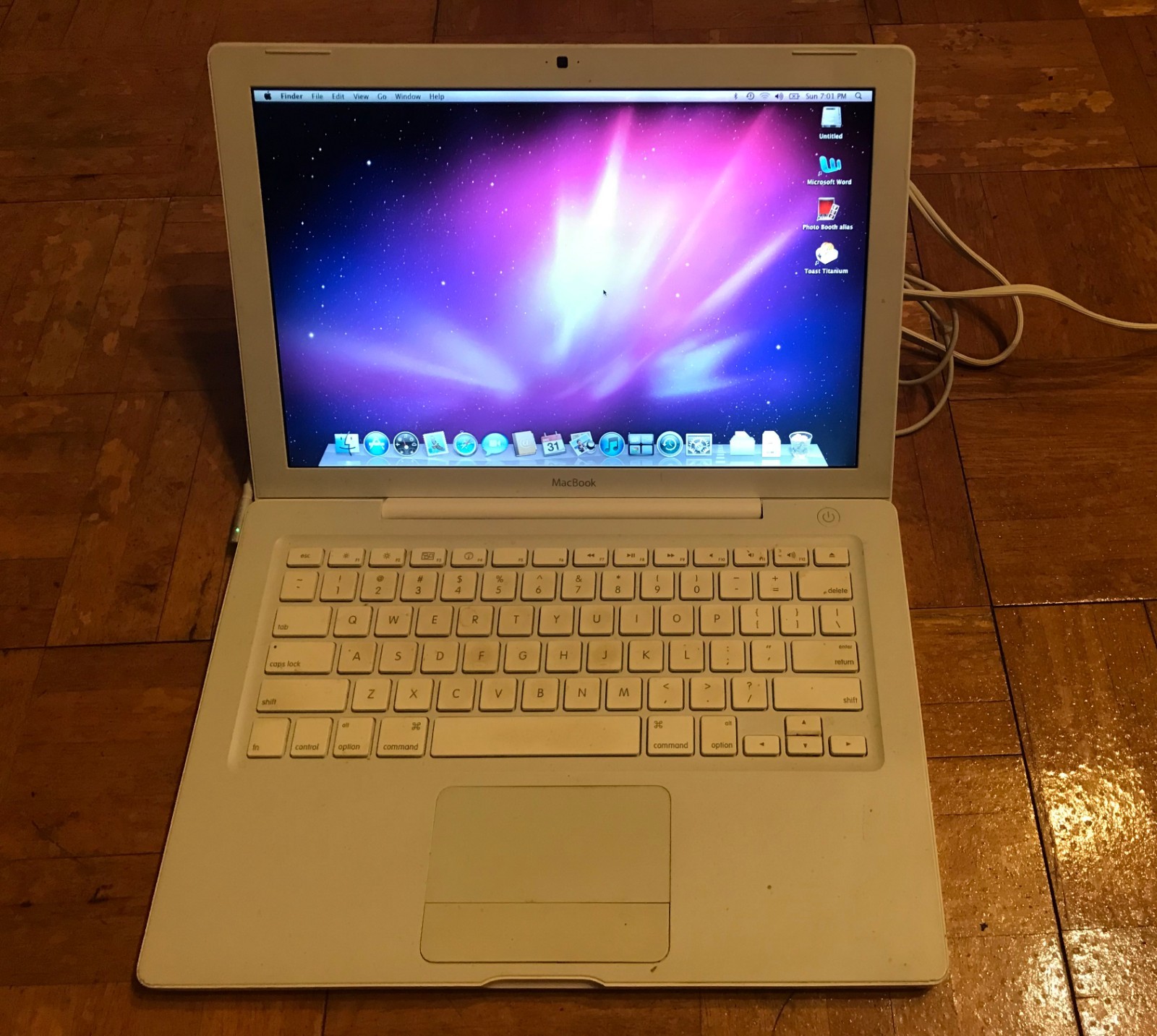 Apple MacBook A1181 1.83 GHz 2GB RAM 120 GB HDD OSx 10.6.8 No Charger Or Battery