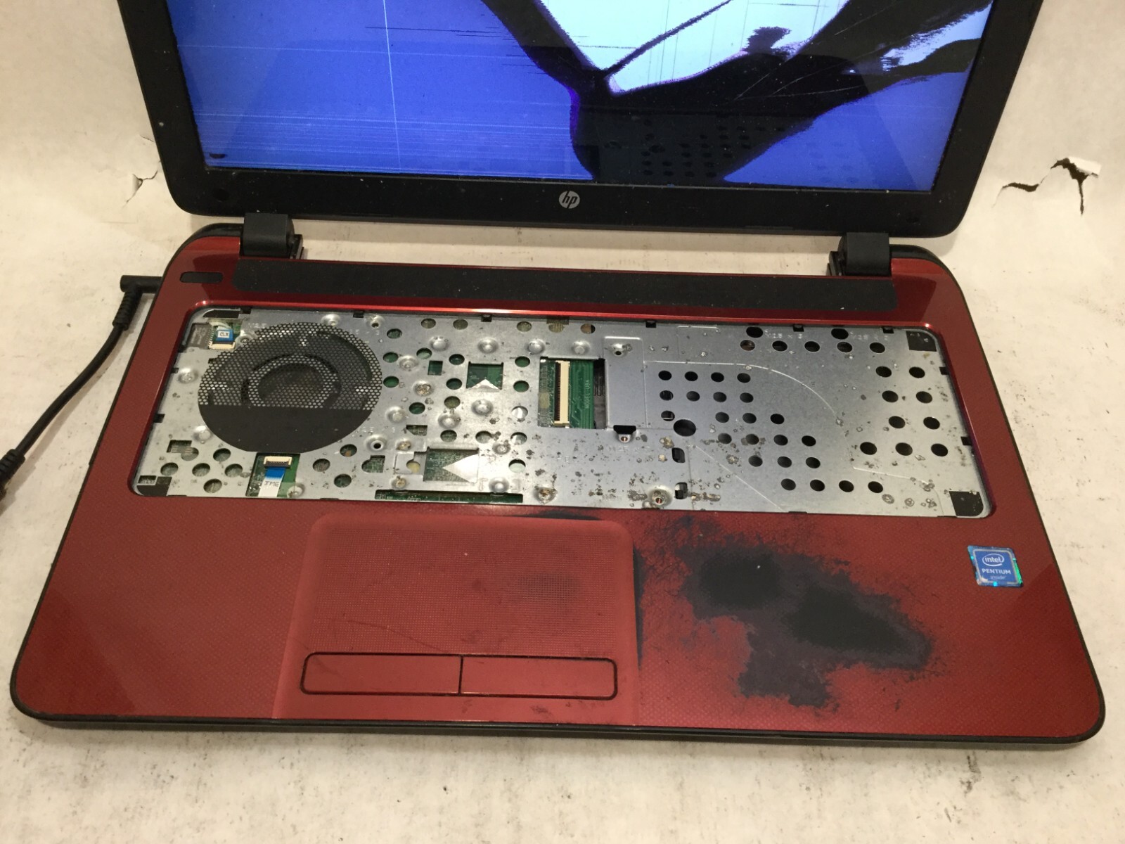 HP 15-f272wm / Intel Pentium UNKNOWN SPECS / (CRACKED/MISSING PARTS!) -MR