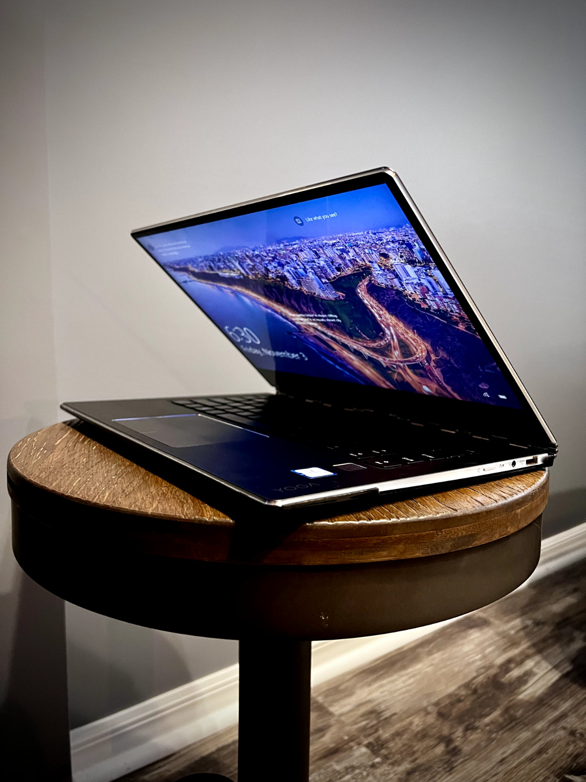 Lenovo Yoga 910 16GB RAM 1TB 13.9in. 2.7GHz Convertible 2-in-1 PC Signature Edit