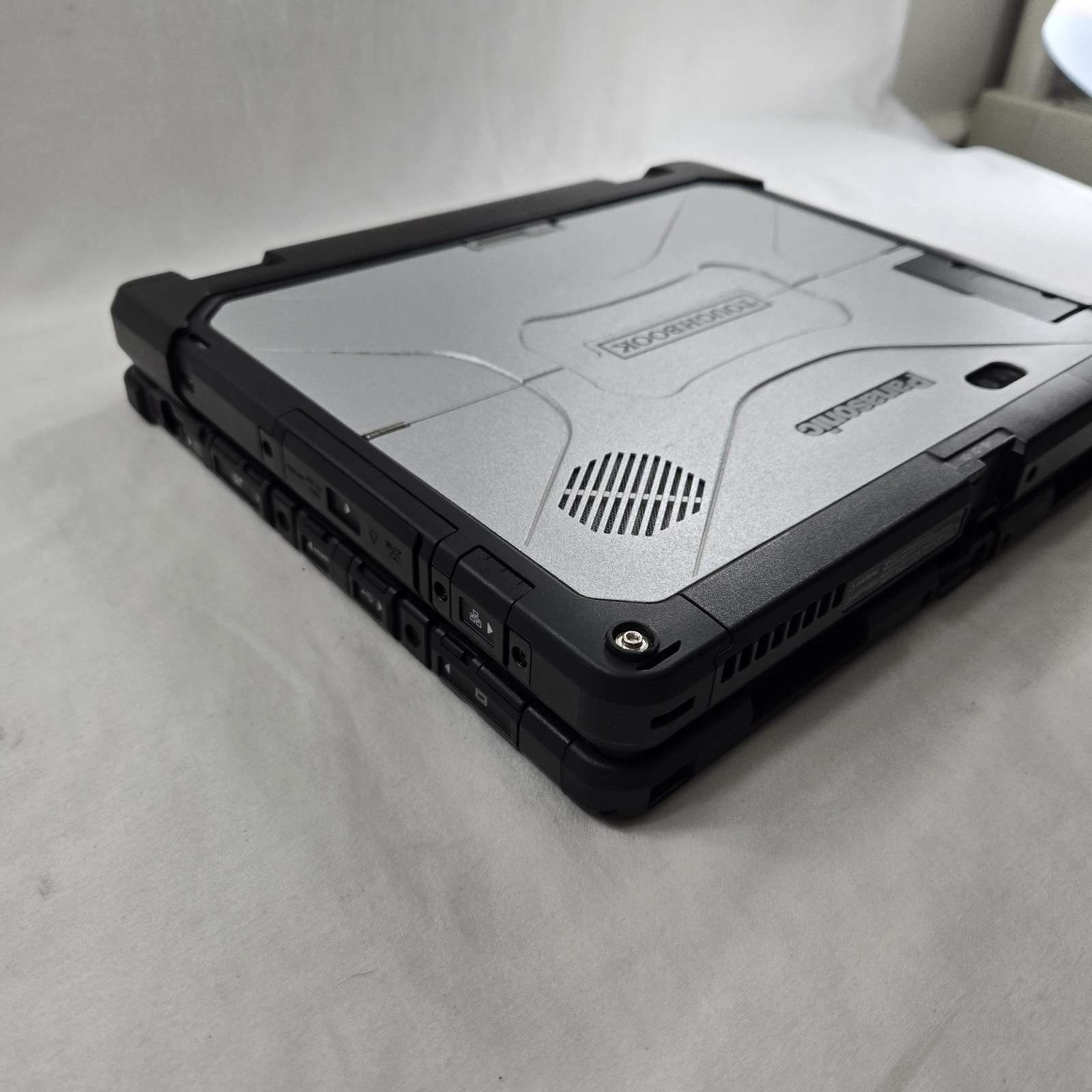 Panasonic Toughbook CF-33 i5-7300U 2.6GHz 256GB SSD 8GB Ram 4G — W11 — Grade B