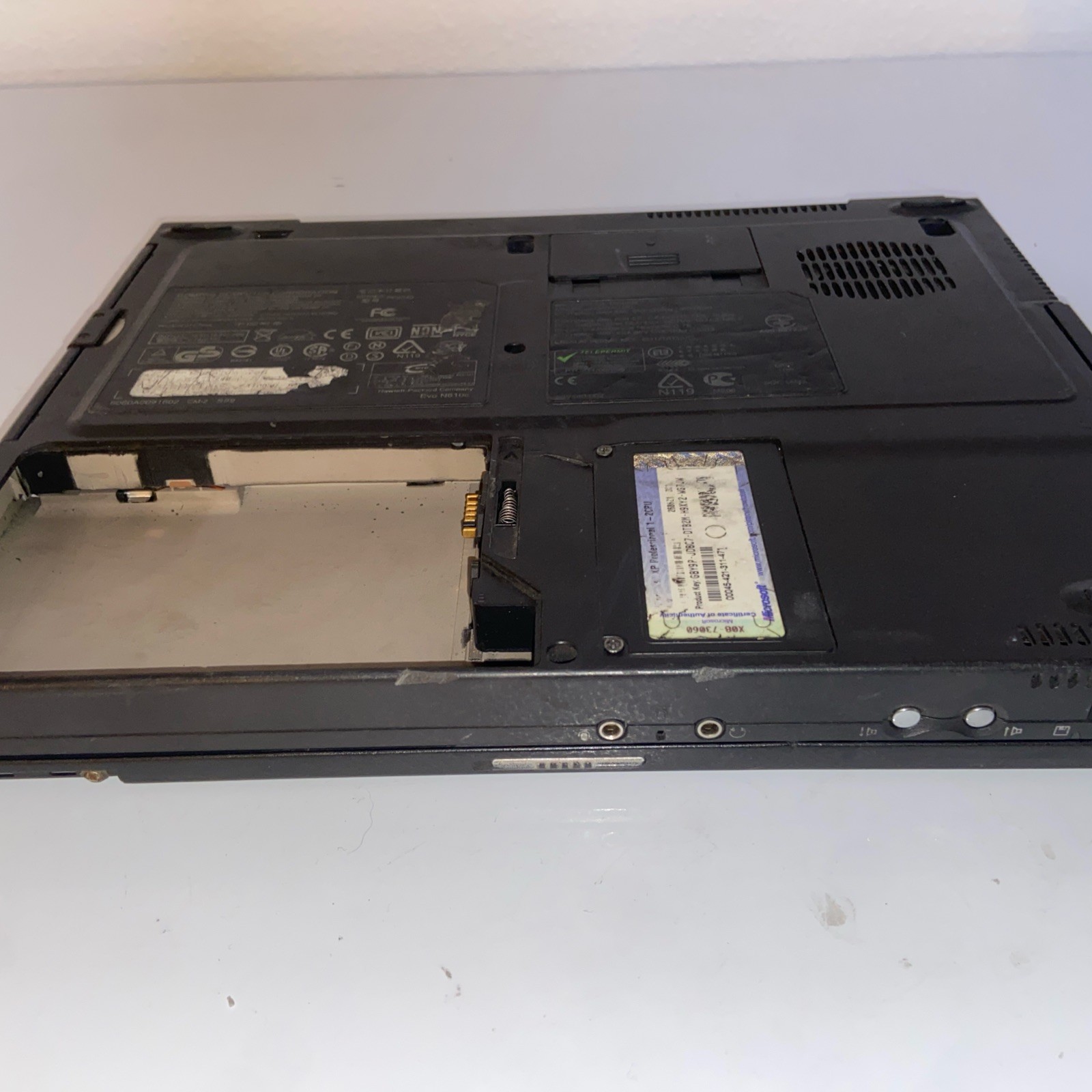 COMPAQ EVO N610C – FOR PARTS/NO BATTERY/BAD COVER- 30GB HDD- Unknown Ram AS IS