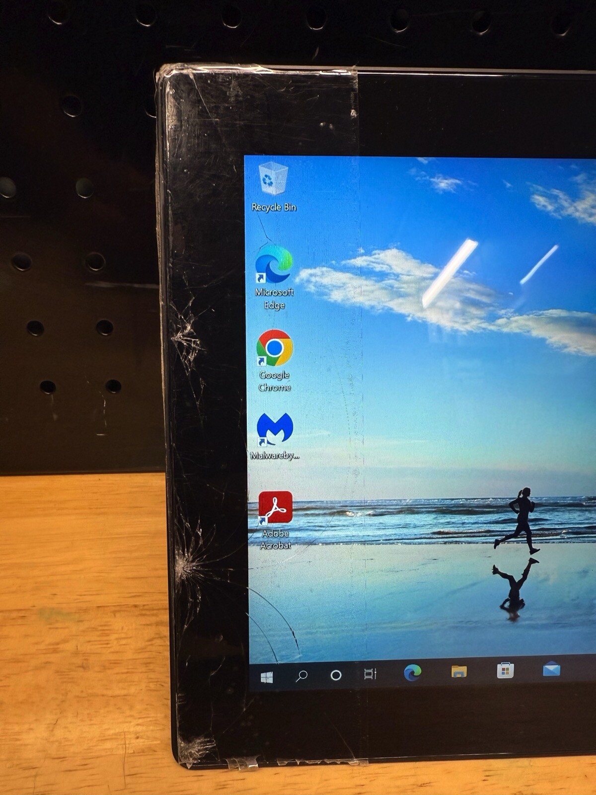10.6″ Surface Pro Intel i5-3317U @ 1.7GHz / 4GB RAM / 64GB SSD / Cracked Screen