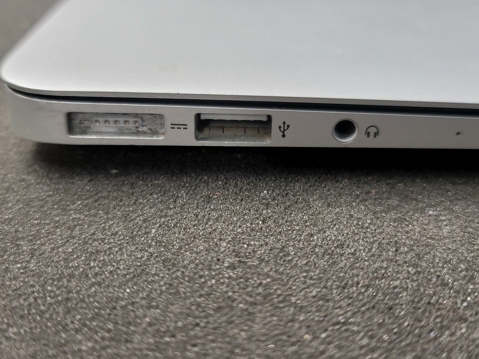 Apple MacBook Air w/ i5 1.8GHz 8Gb Ram 250Gb HDD **Read Description**