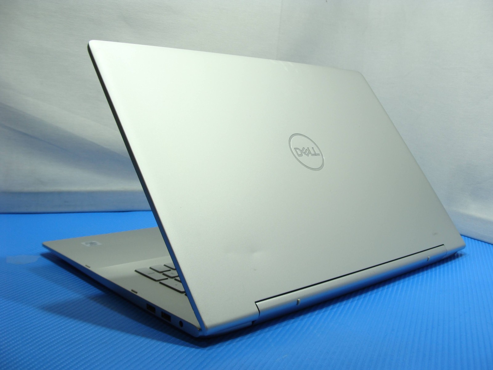 DELL INSPIRON 7791 17″FHD 2-in-1 i7-10510U 1.8GHz 16GB 512GB MX250 2GB Win11Home