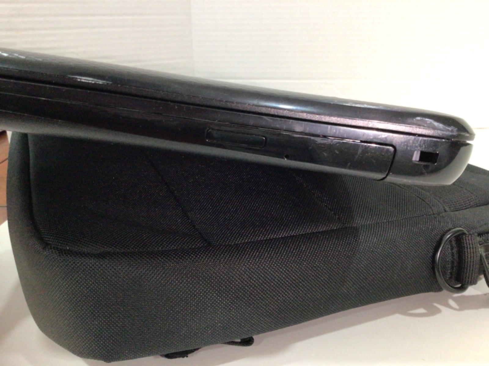 HP 15-af131dx Notebook AMD A6-5200 APU 4GB 500GB with Adapter & HP Soft Case