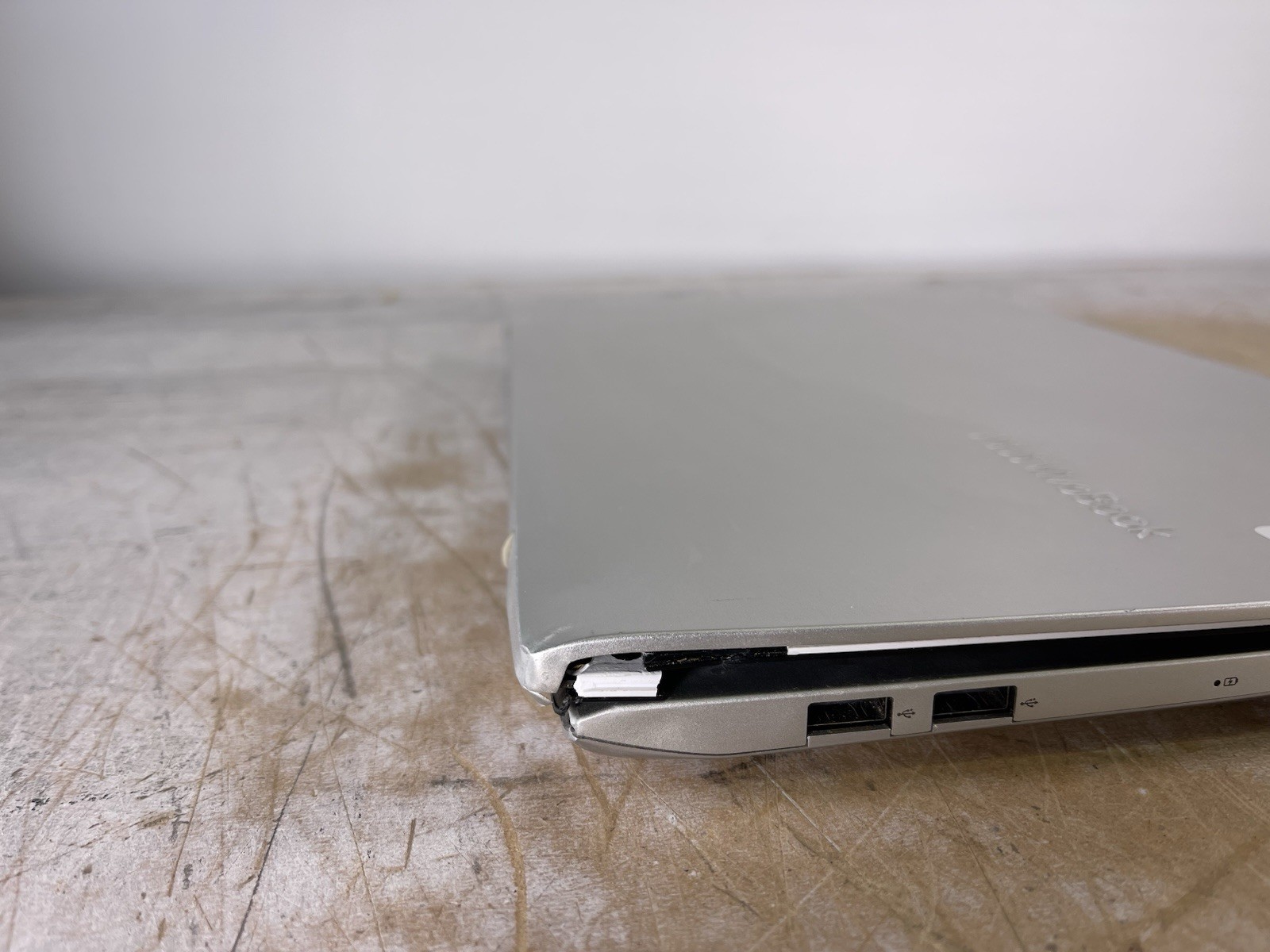 ASUS VIVOBOOK 15 S532F i5-10210U @ 1.60 GHz, 8GB RAM, NO HDD/OS – (FOR PARTS)