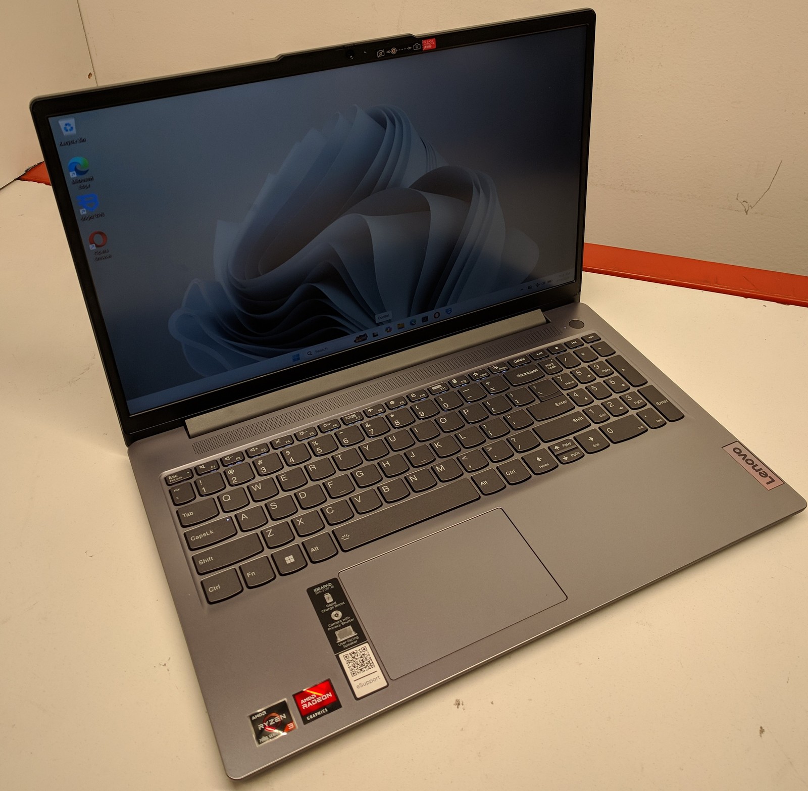 IDEAPAD SLIM 3 15AMN8 R3-7320U@2.4GHZ, 8GB, 512GB
