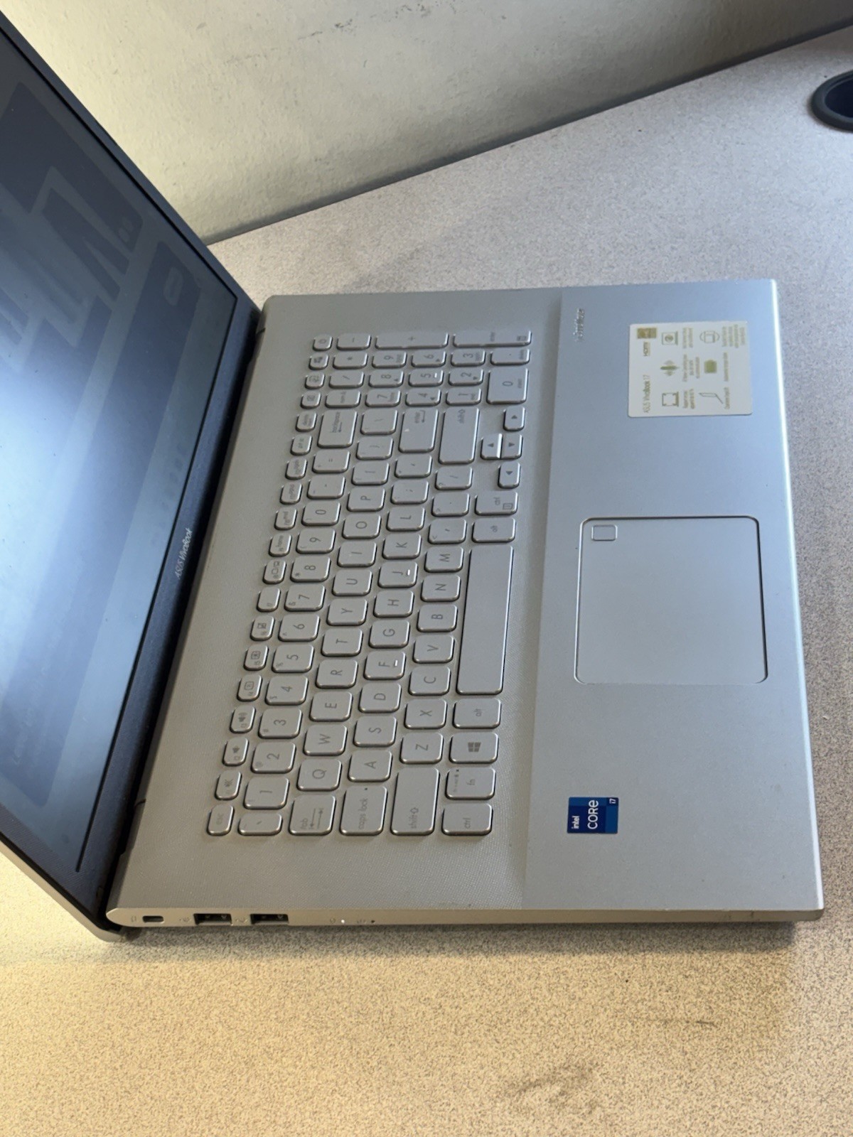 ASUS VivoBook X712A 17.3″ Intel Core i7 1165G7 @ 2.80 GHz 512GB SSD. 8GB RAM,