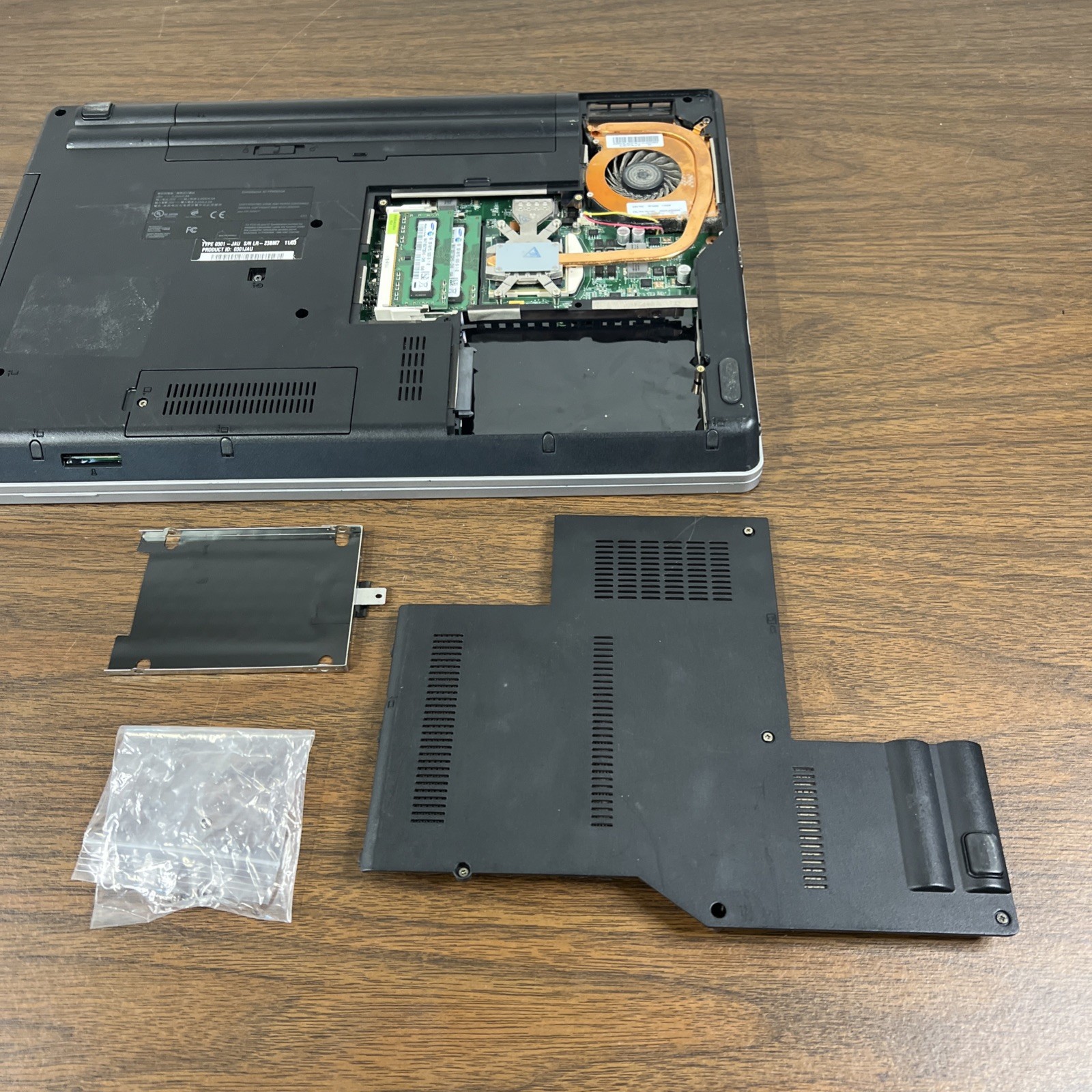 LENOVO THINKPAD EDGE 15 15.6″ Intel Core i3 M390 2.66GH 4GB RAM NO HDD / NO OS