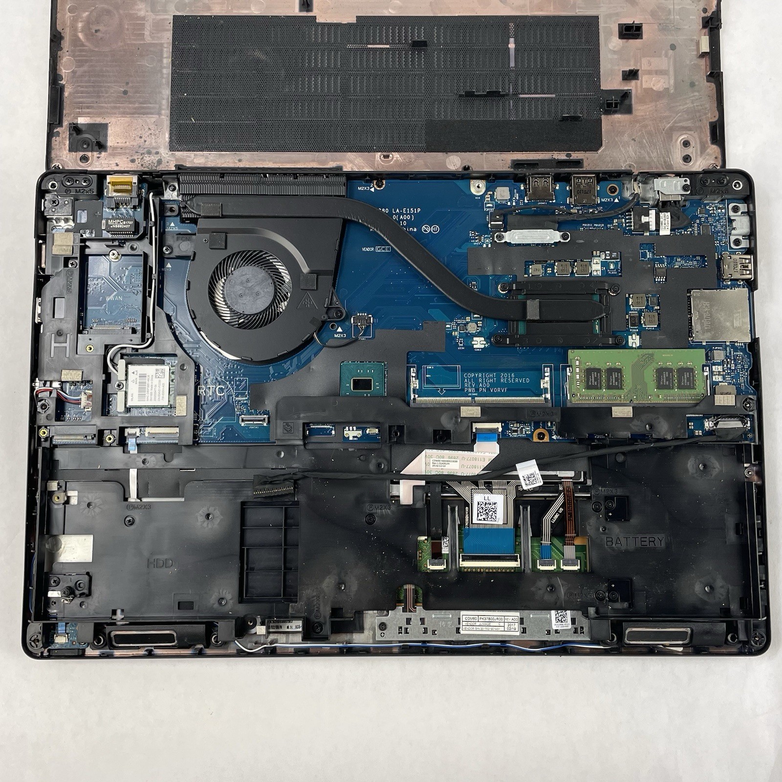 Dell Latitude 5580 15.6″ i5-7440HQ 2.8GHz 8GB RAM No SSD/OS/AC – Bad Hinge Cover