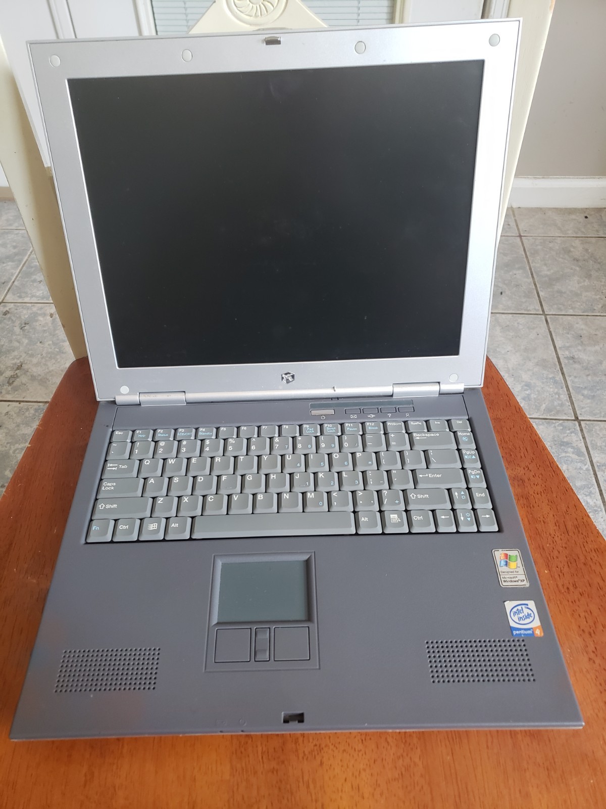 Gateway 400SD4 Intel Pentium 4 2GHz 256MB RAM 14″ 3.5″ Floppy UNTESTED