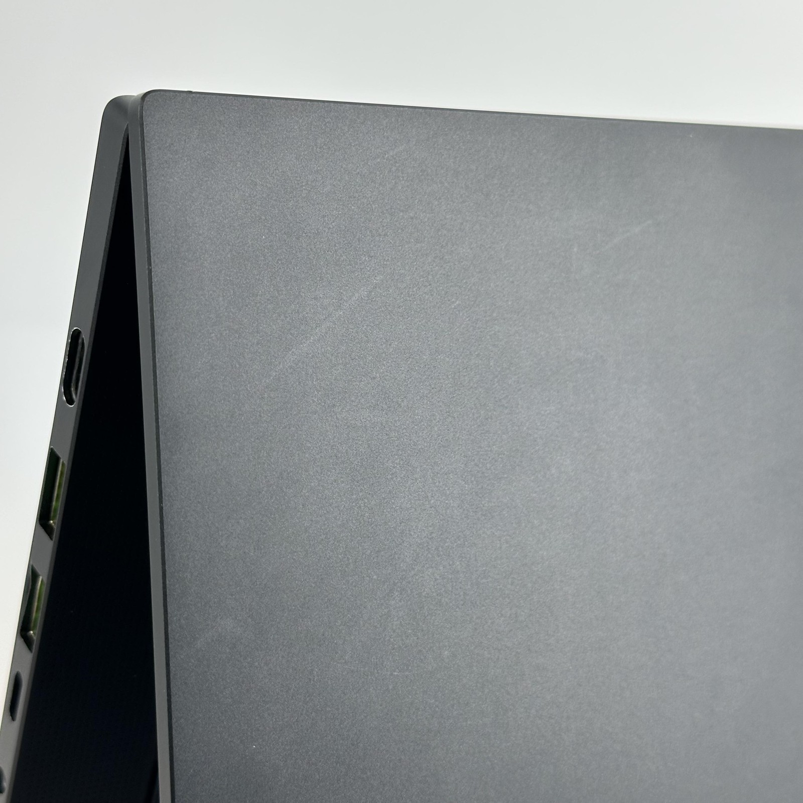 Razer Blade 16 240Hz QHD+ 2025 2.0 GHz Ryzen AI 9 HX 370 32GB 2TB SSD RTX 5090
