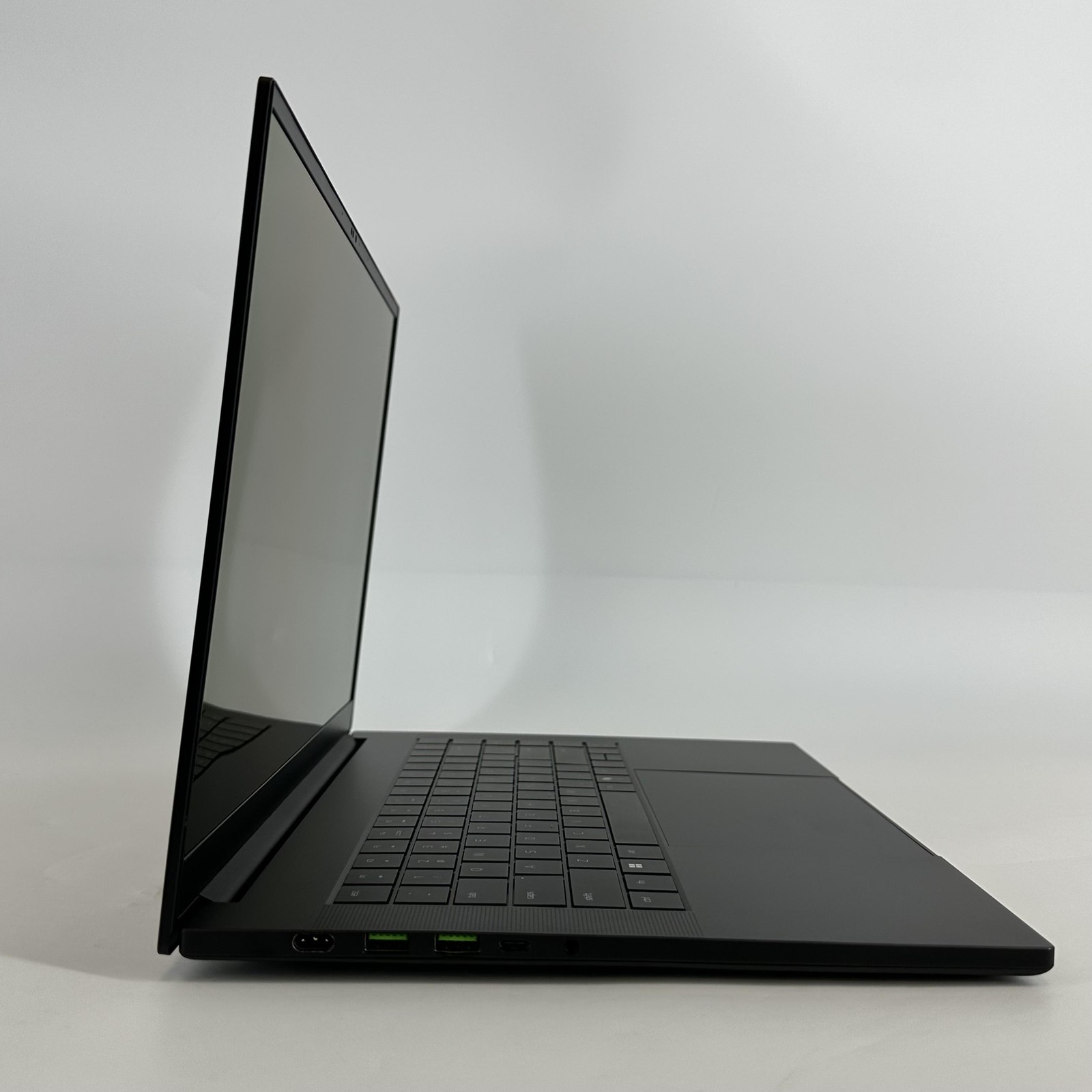 Razer Blade 16 240Hz QHD+ 2025 2.0 GHz Ryzen AI 9 HX 370 32GB 2TB SSD RTX 5090