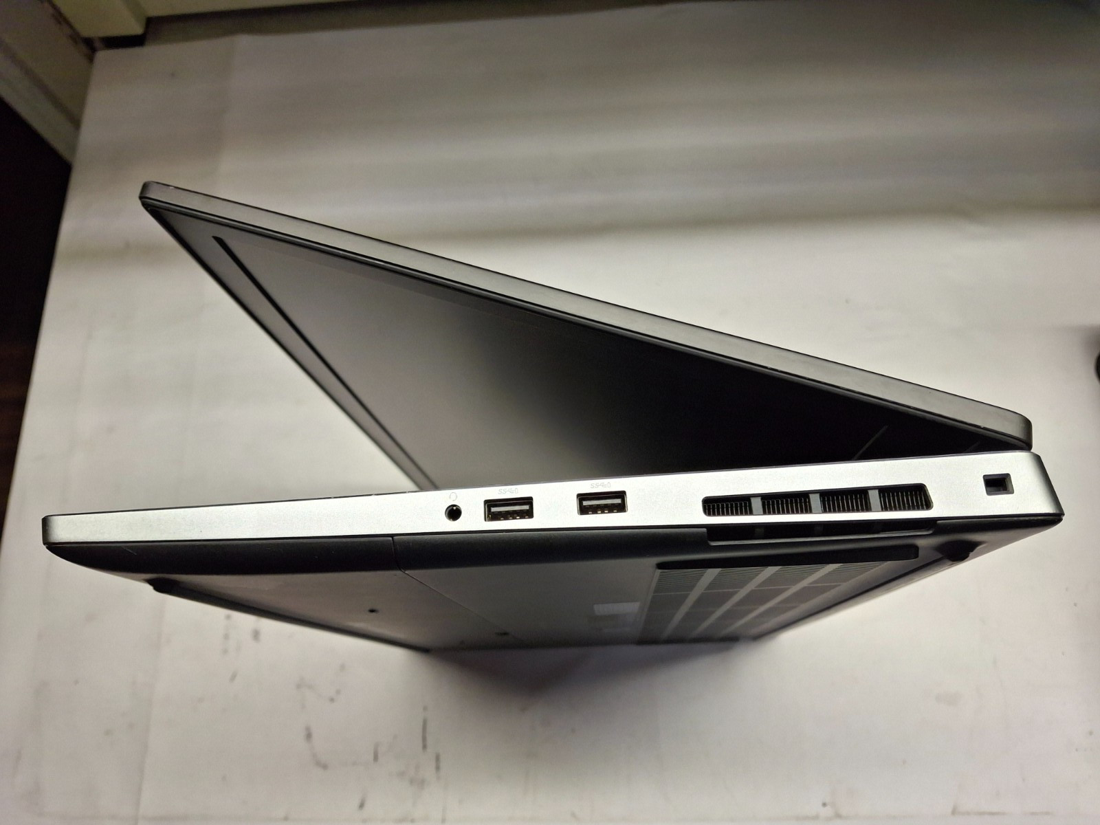Dell Precision 7730 17.3″ Intel i5-8400H 16GB Quadro P3200 256GB SSD Win11P