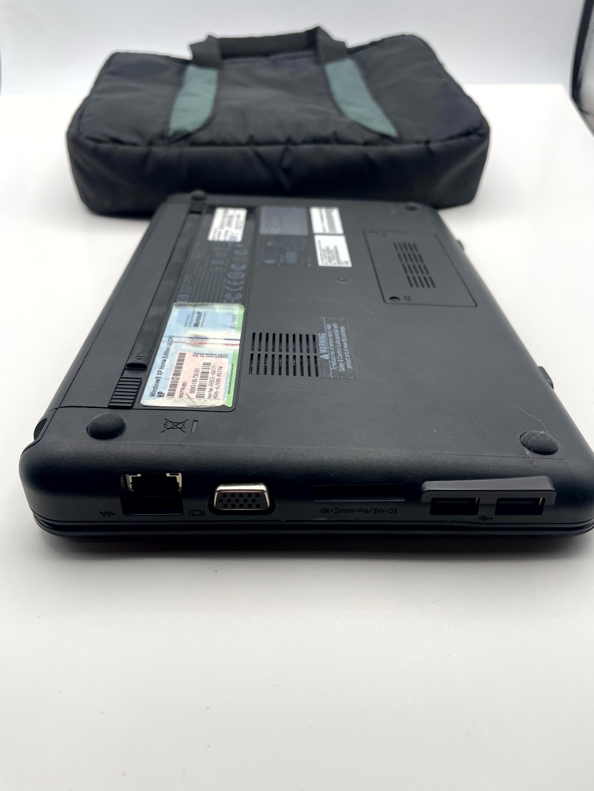 HP Mini 110-1046NR Laptop Black 10.1″ Widescreen Intel Atom with Adapter & Bag