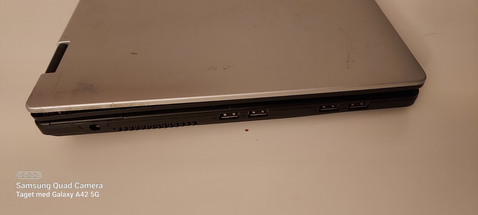 Fujitsu Siemens Amilo LI 2727 Laptop