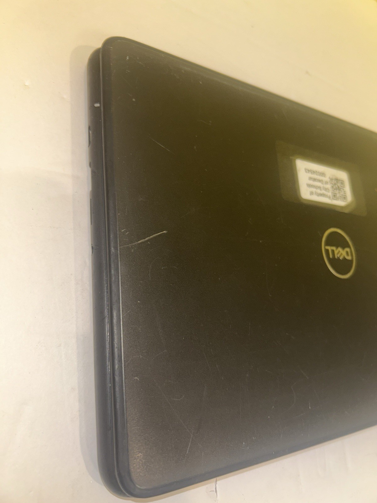 Dell Chromebook ,Celeron, 4GB RAM, 32GB, ChromeOS) touch Beezel detail