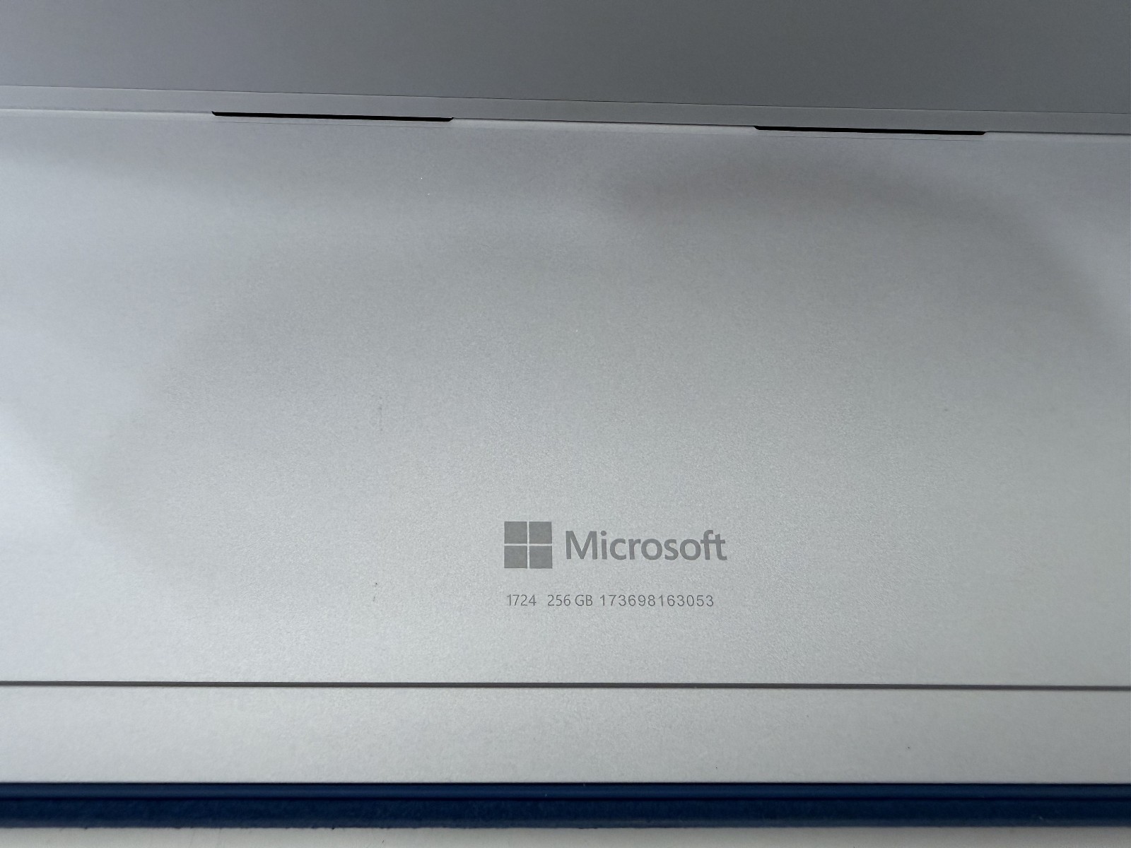 Microsoft Surface Pro 4 i7-6650U CPU @ 2.20GHz 8 GB RAM 256 GB Win 10 Pro