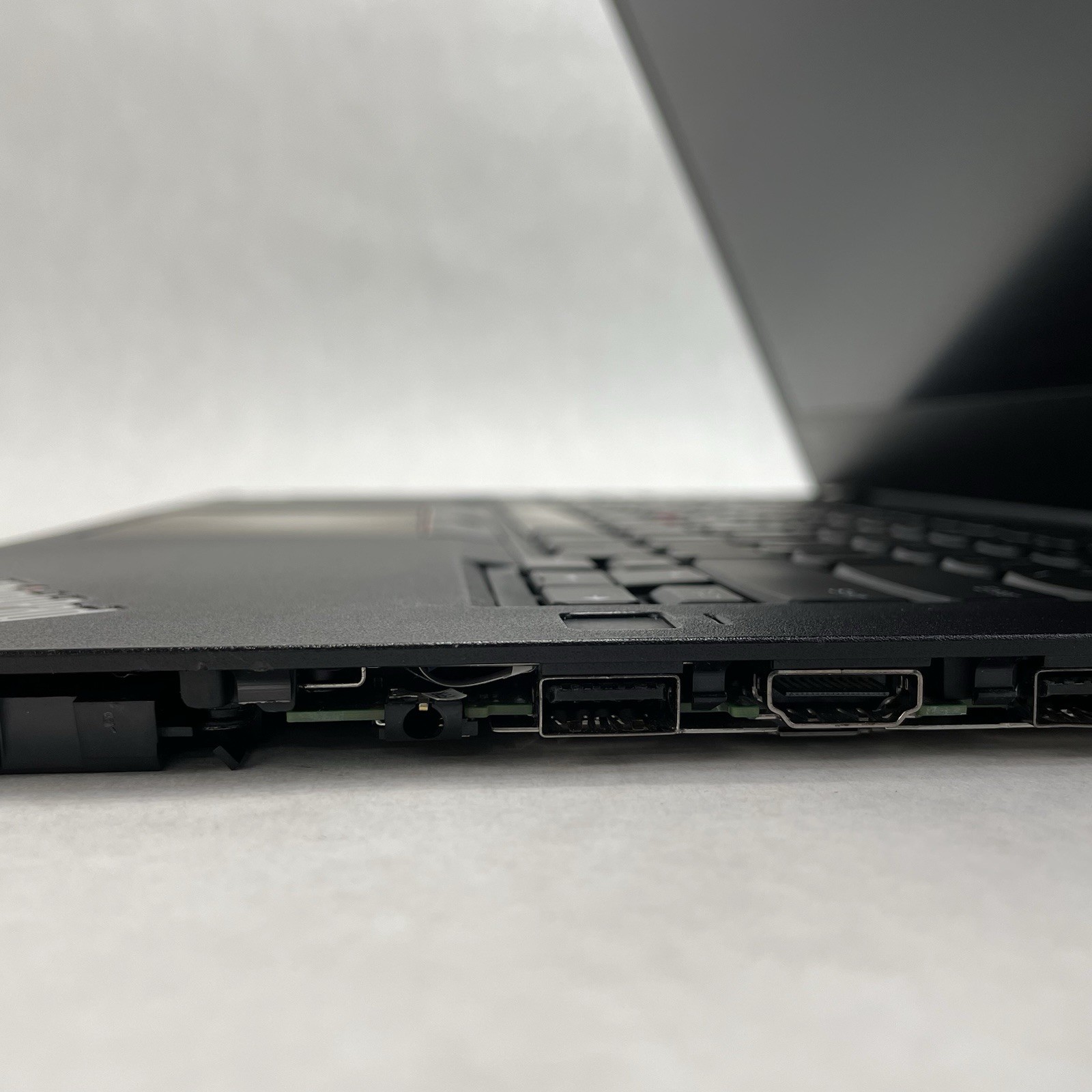 Lenovo ThinkPad T480 14″ i5-8350U 1.70 GHz 8 GB RAM No SSD/OS/AC/Batt- No Bottom