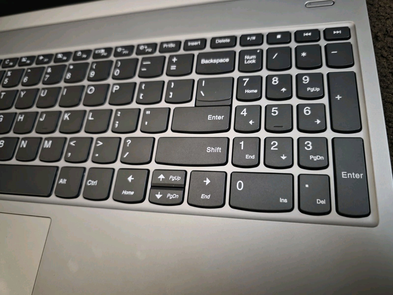 Lenovo IdeaPad S340 15.6″ 256GB SSD Intel Core i7 10th Gen (1.30 – 3.90 GHz) 8GB