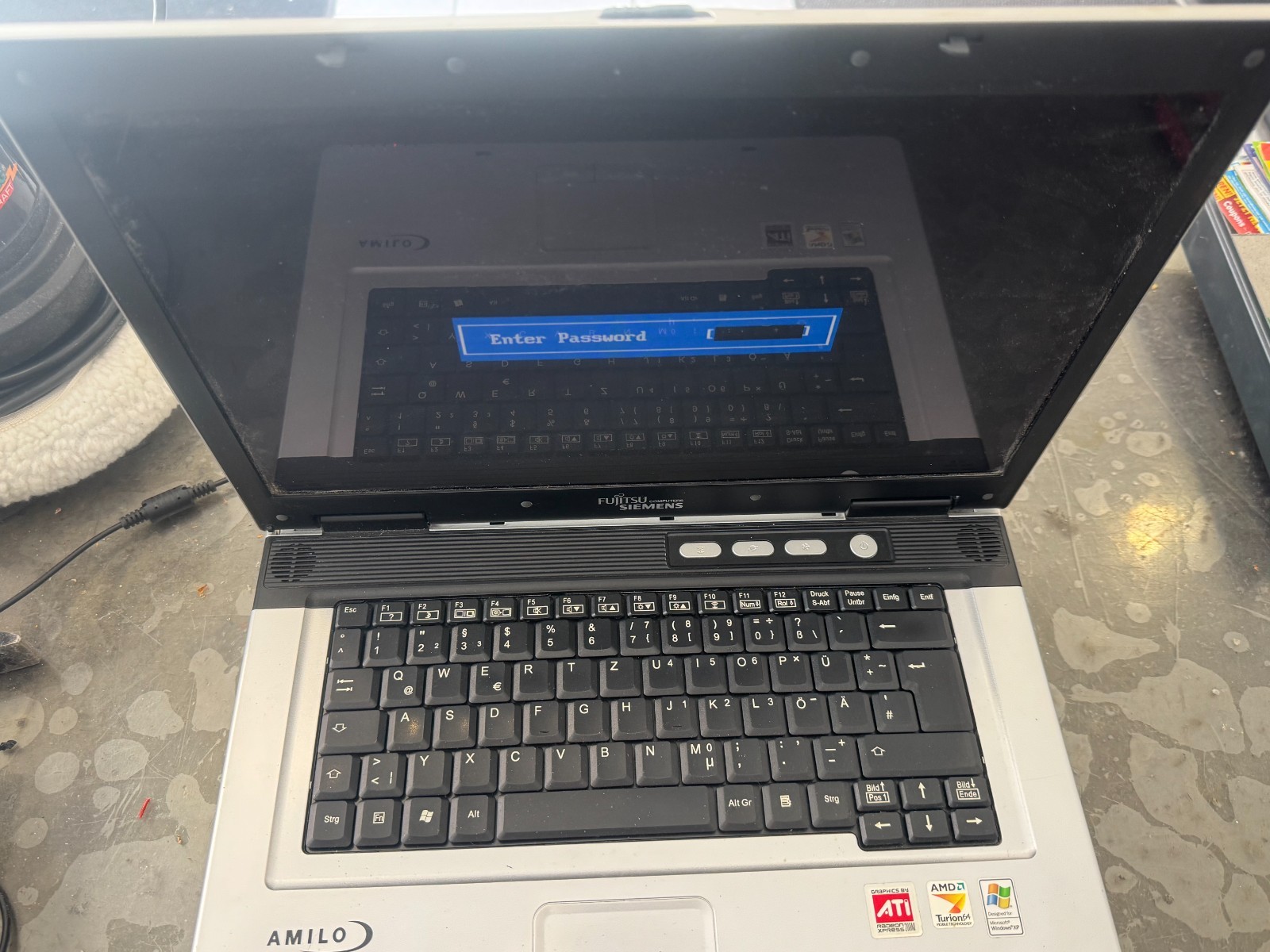 Fujitsu Siemens Amilo A1650G Model: M52174 Vintage Laptop + Power Supply