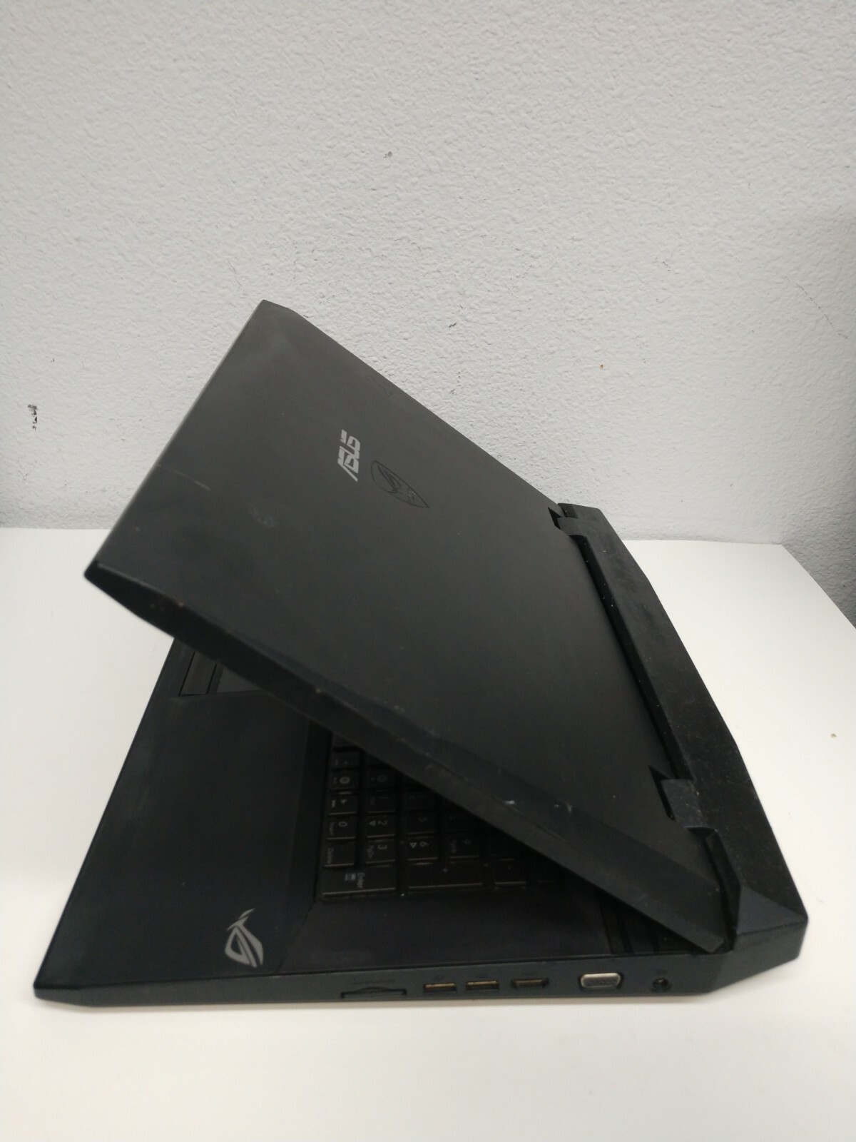 ASUS G73J 17.3″ Intel Core i7 Q720 1.60GHz 6GB DDR3 256GB SSD DVD Win10 AMD 5800