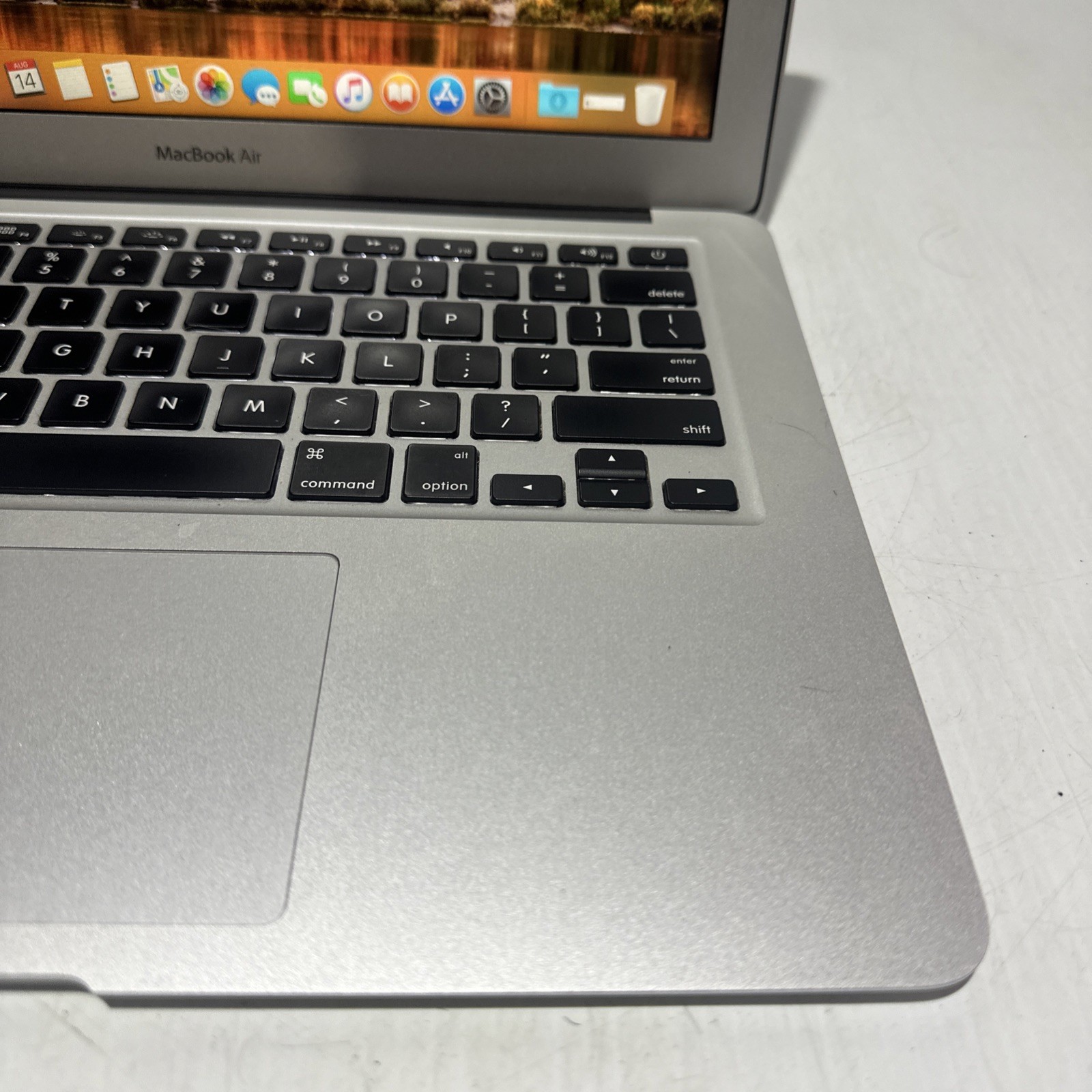 Apple Macbook Air 13″ 2013 Laptop i5-4250u 8gb Ram 251gb SSD High Sierra OS