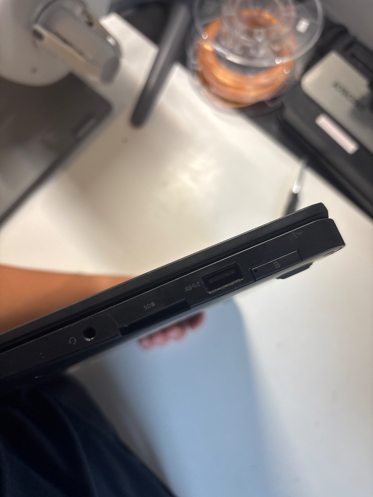 Dell Latitude E7470 14″ laptop 4GB DDR4 and NO NVME/HARD DRIVE AND NO WINDOWS
