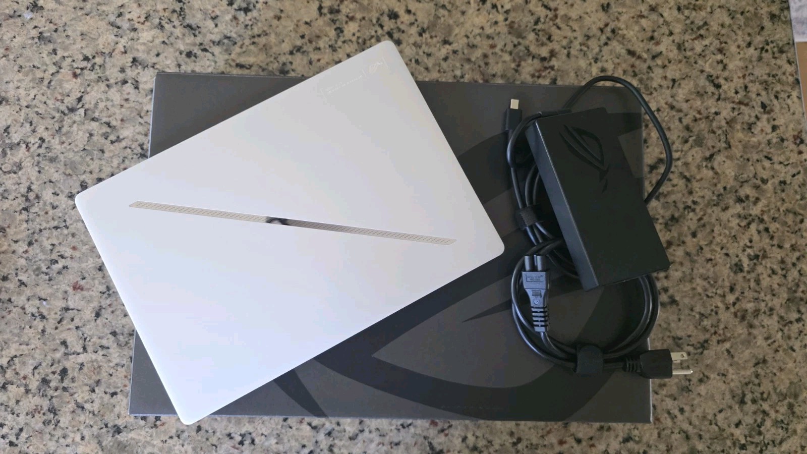 Asus rog zephyrus g14 Ryzen 9, RTX 5080, 32gb RAM 2TB SSD With EXTRAS