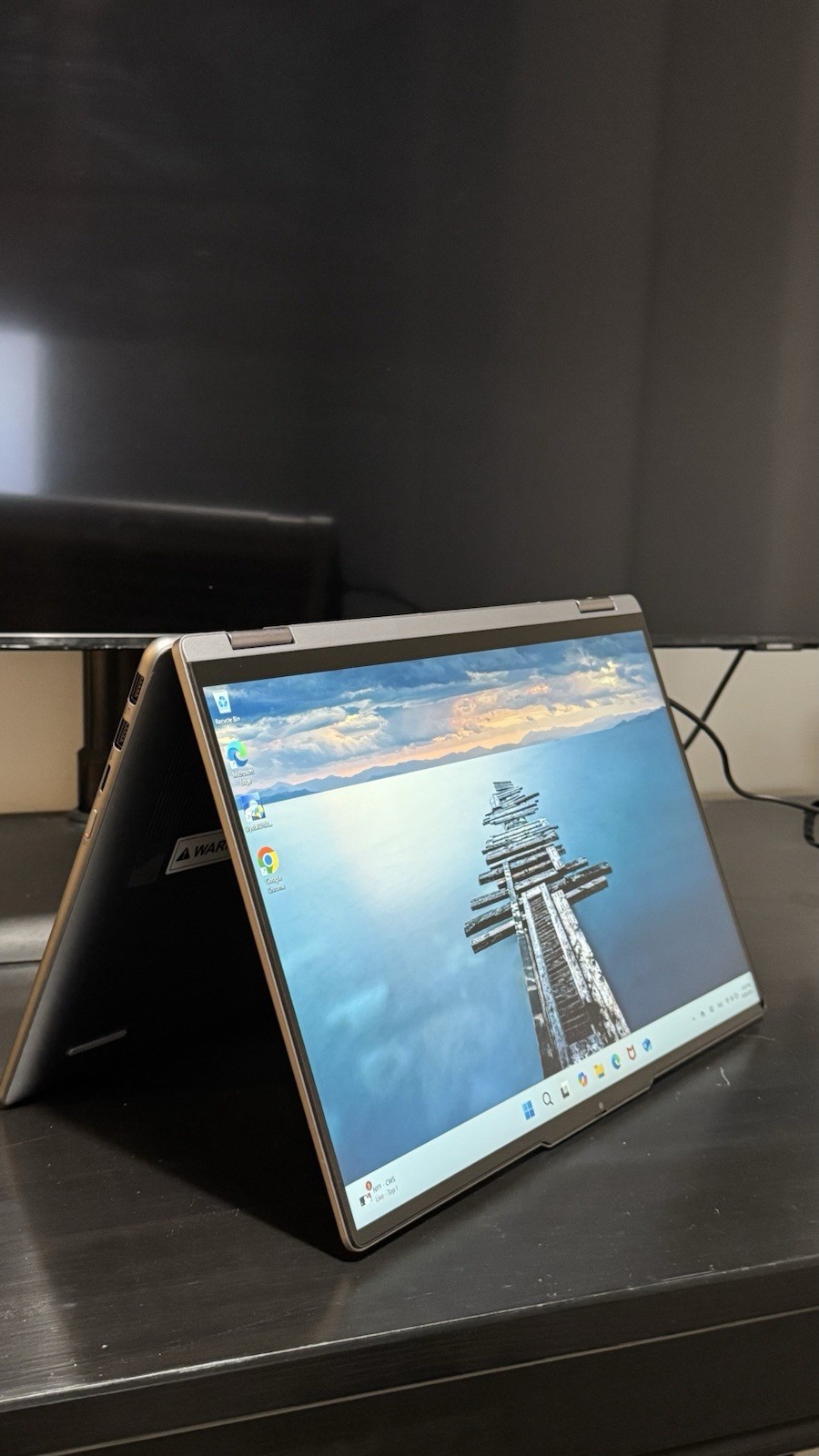 Lenovo Yoga 7 2-in-1 16″ 2K Touch Laptop AMD Ryzen 5 8640HS 8GB RAM 512GB SSD