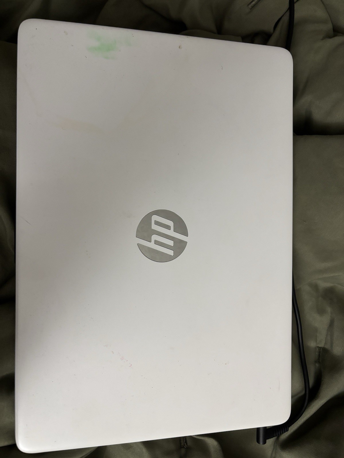 HP White Notebook Laptop Intel UHD Graphics 600 2.7GB RAM 1.27GHz